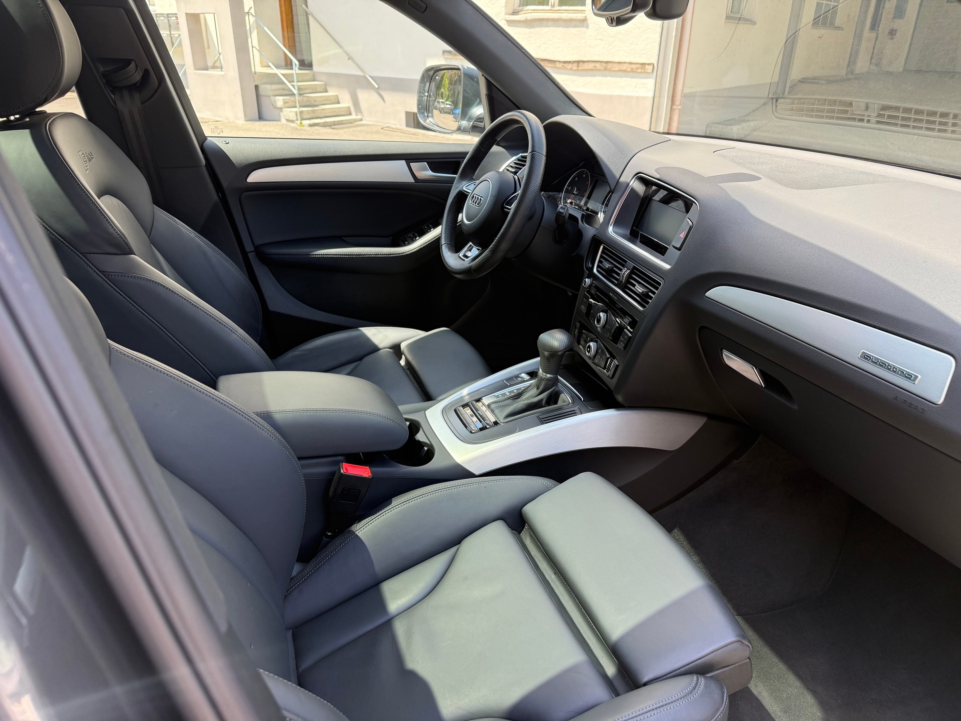 AUDI Q5 2.0 TDI quattro S-tronic S-Line Neuwertig-image-10