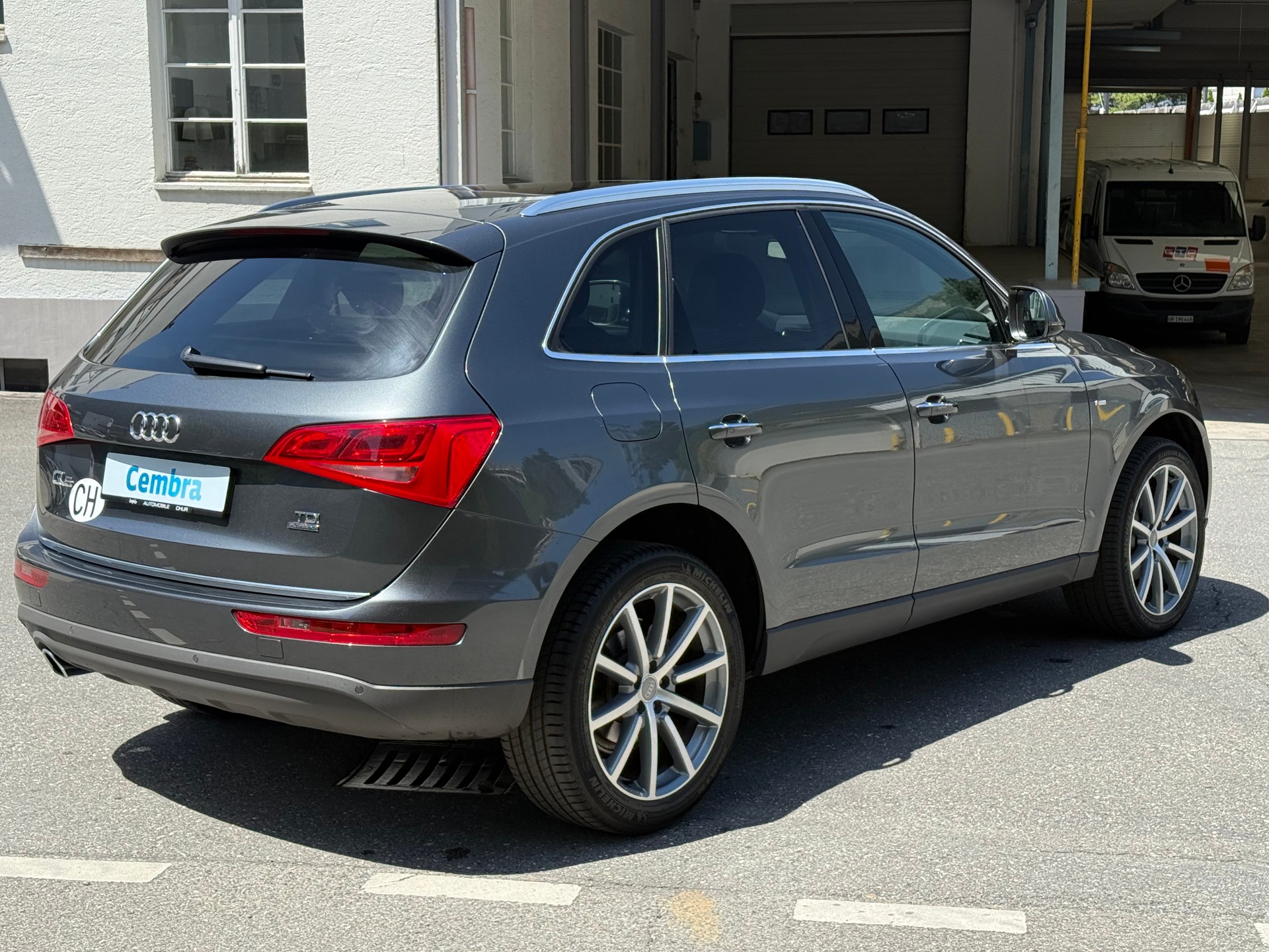 AUDI Q5 2.0 TDI quattro S-tronic S-Line Neuwertig-image-4