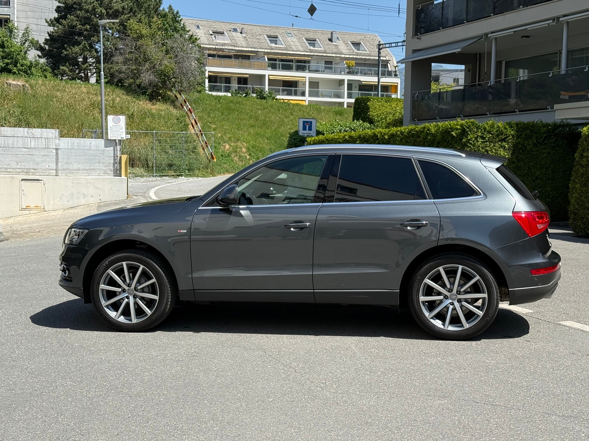 AUDI Q5 2.0 TDI quattro S-tronic S-Line Neuwertig-image-7