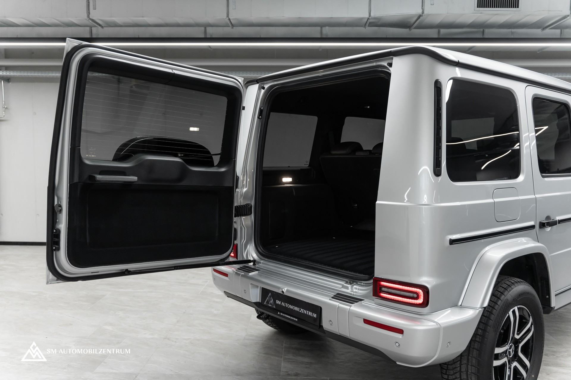 MERCEDES-BENZ G 580 / Burmester / 360° / Schiebedach-image-9
