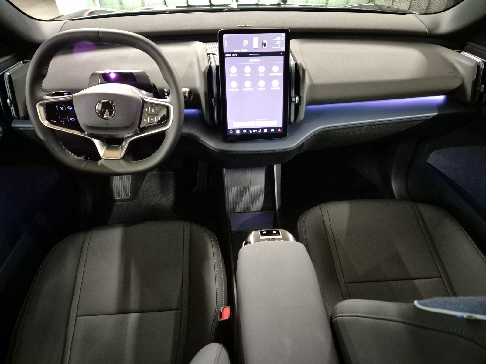 VOLVO EX30 E60 Plus Swiss Black Edition-image-10