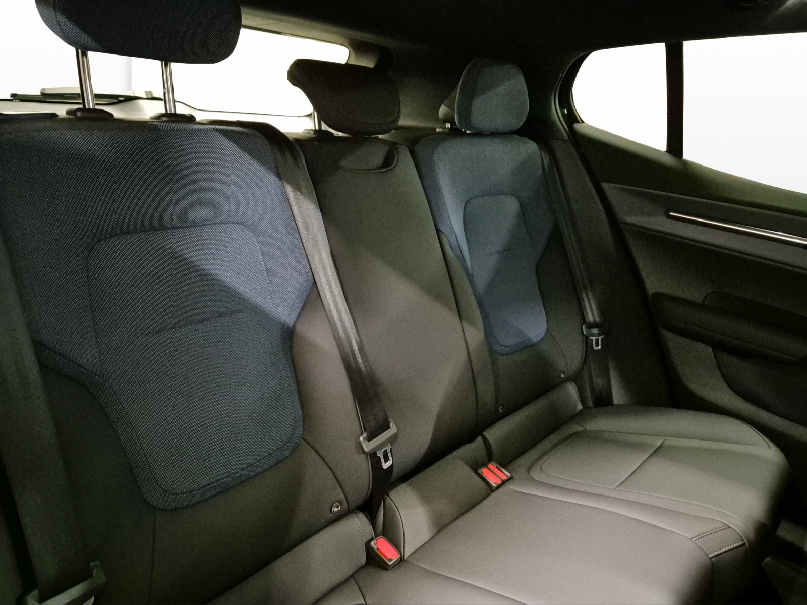VOLVO EX30 E60 Plus Swiss Black Edition-image-16