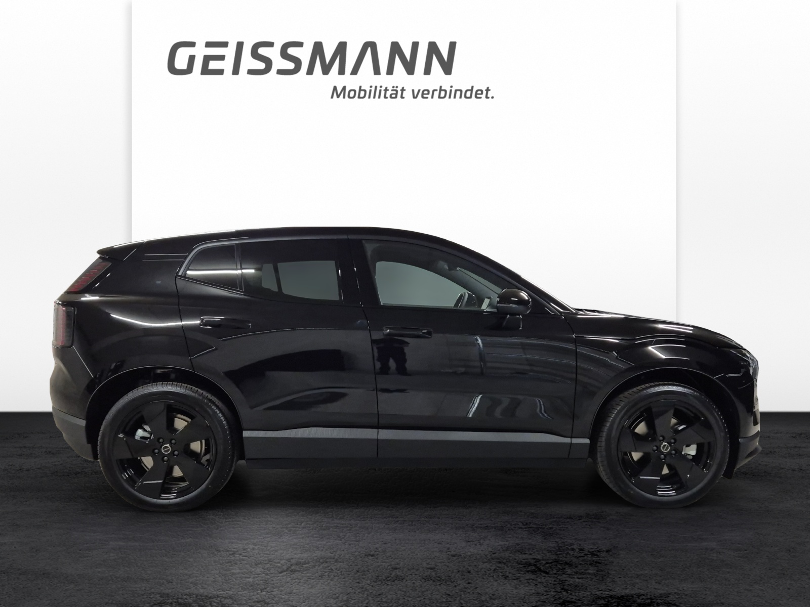 VOLVO EX30 E60 Plus Swiss Black Edition-showroom-element-3