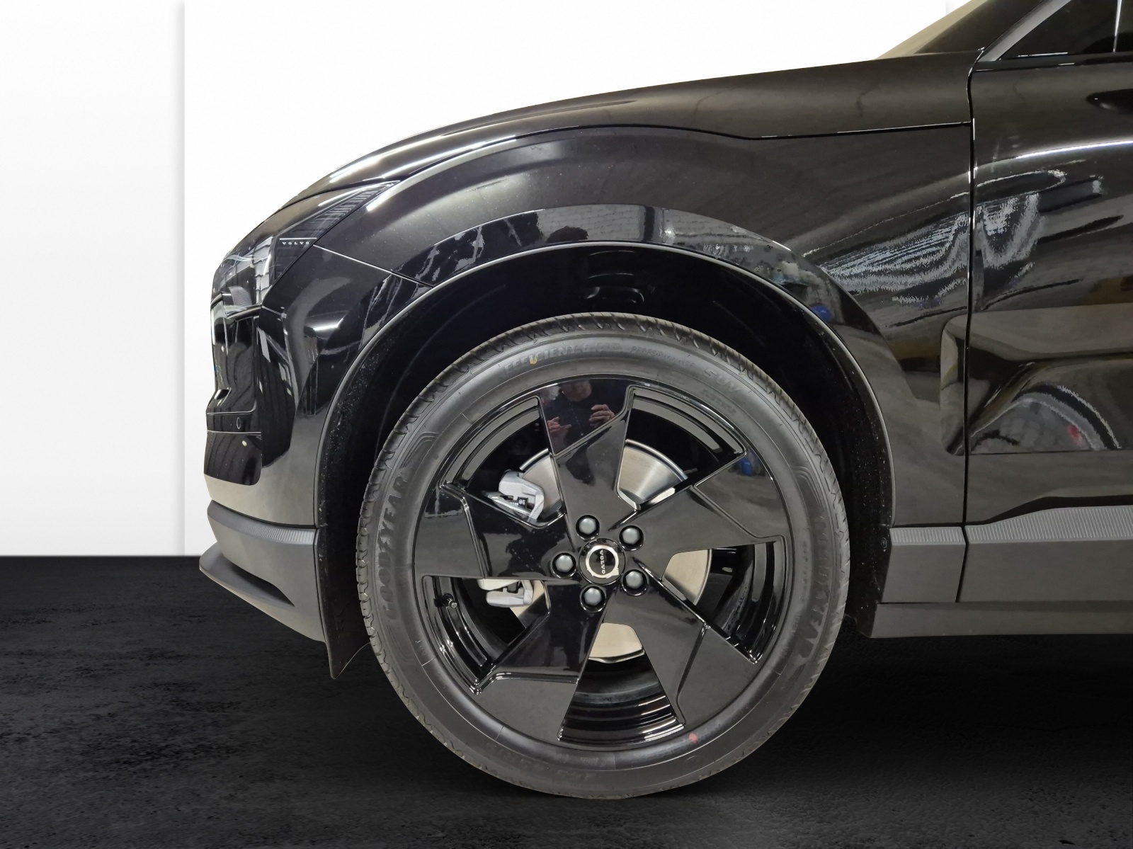VOLVO EX30 E60 Plus Swiss Black Edition-image-19