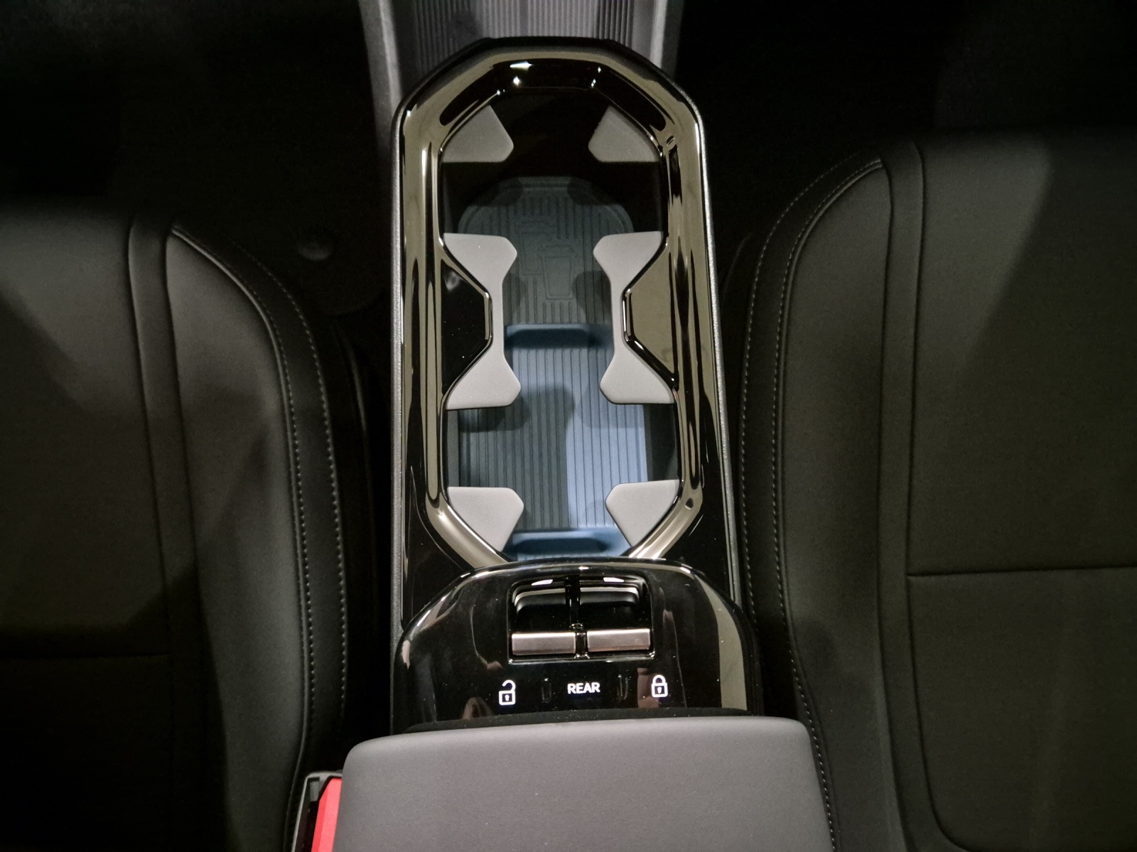 VOLVO EX30 E60 Plus Swiss Black Edition-image-13