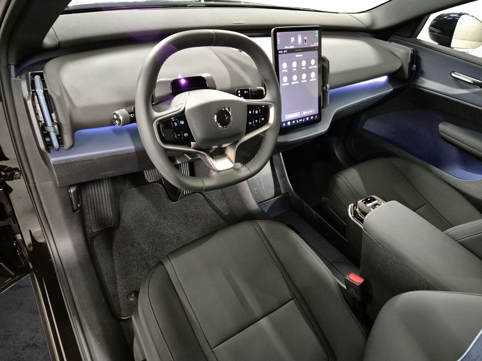 VOLVO EX30 E60 Plus Swiss Black Edition-image-8