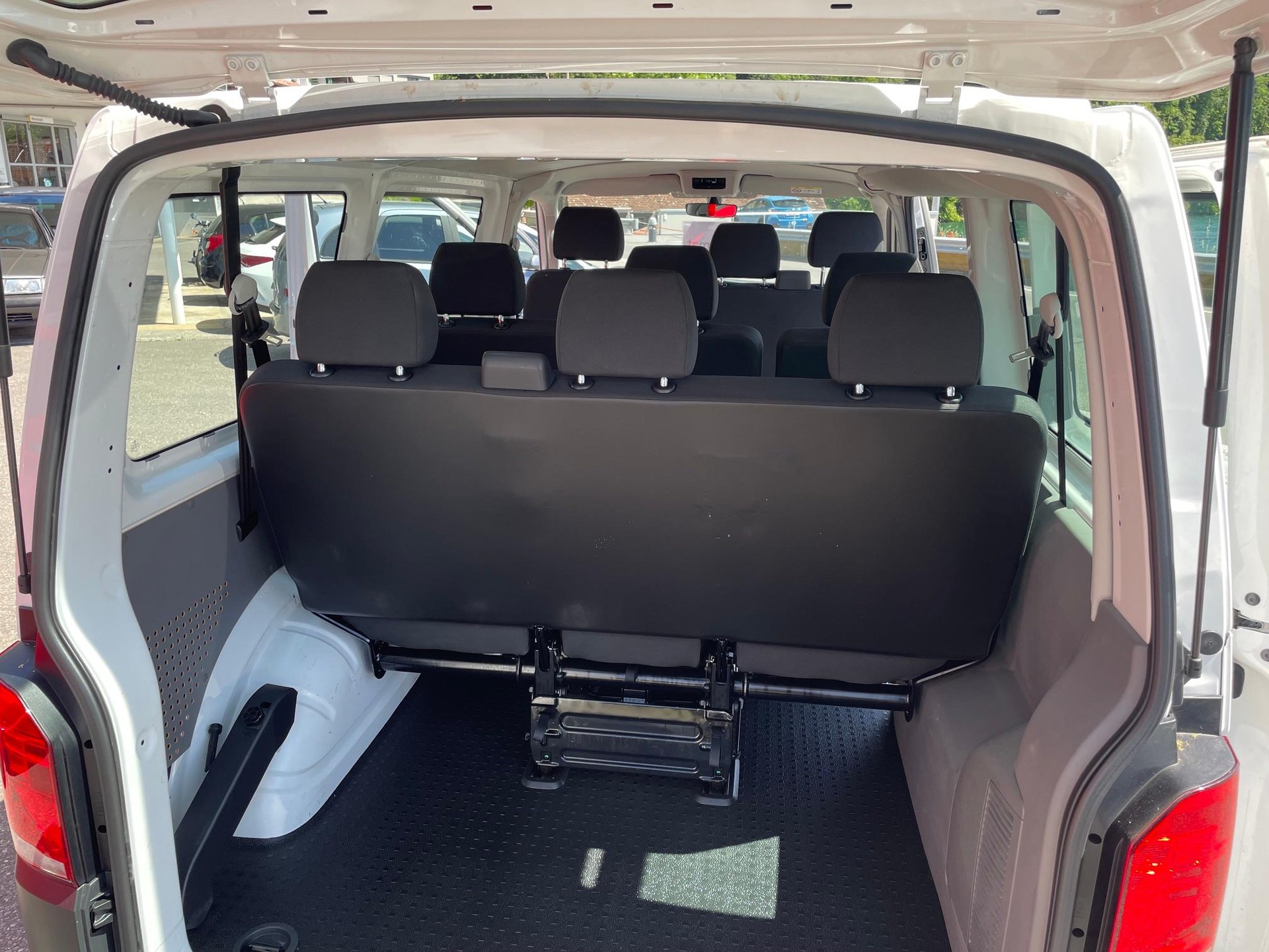 VW T6.1 Kombi 3000 2.0 TDI 150 DSG-image-6
