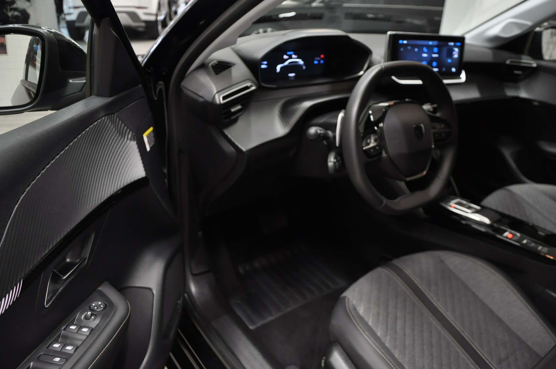 PEUGEOT 208 1.2 PureTech Allure EAT8-image-8