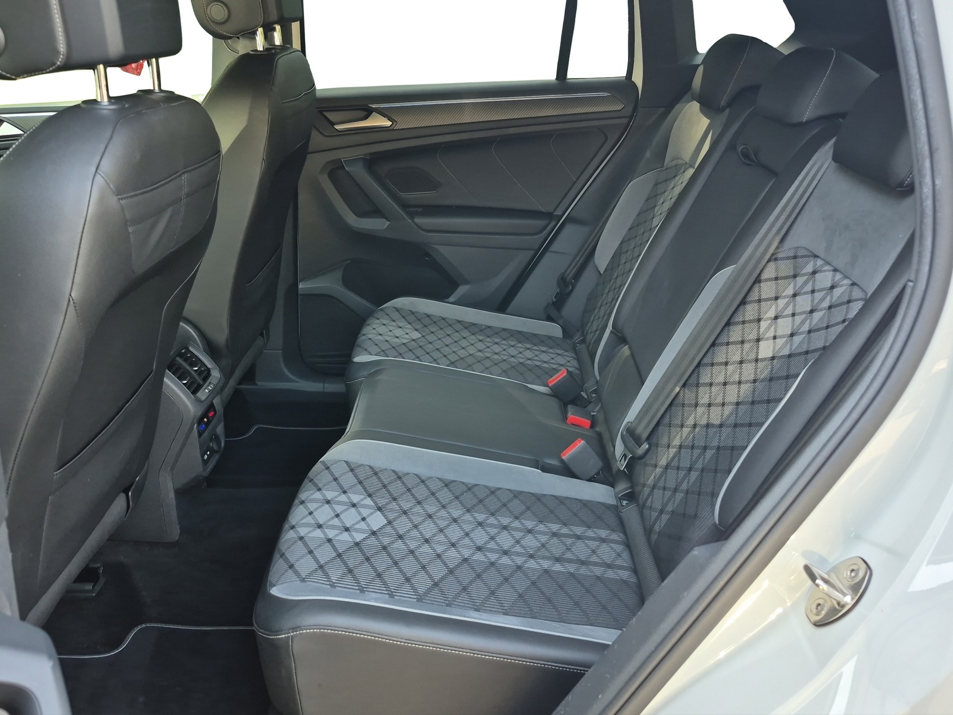 VW Tiguan 2.0 TDI SCR R-Line 4Motion DSG *Anhängerkupplung*-image-9