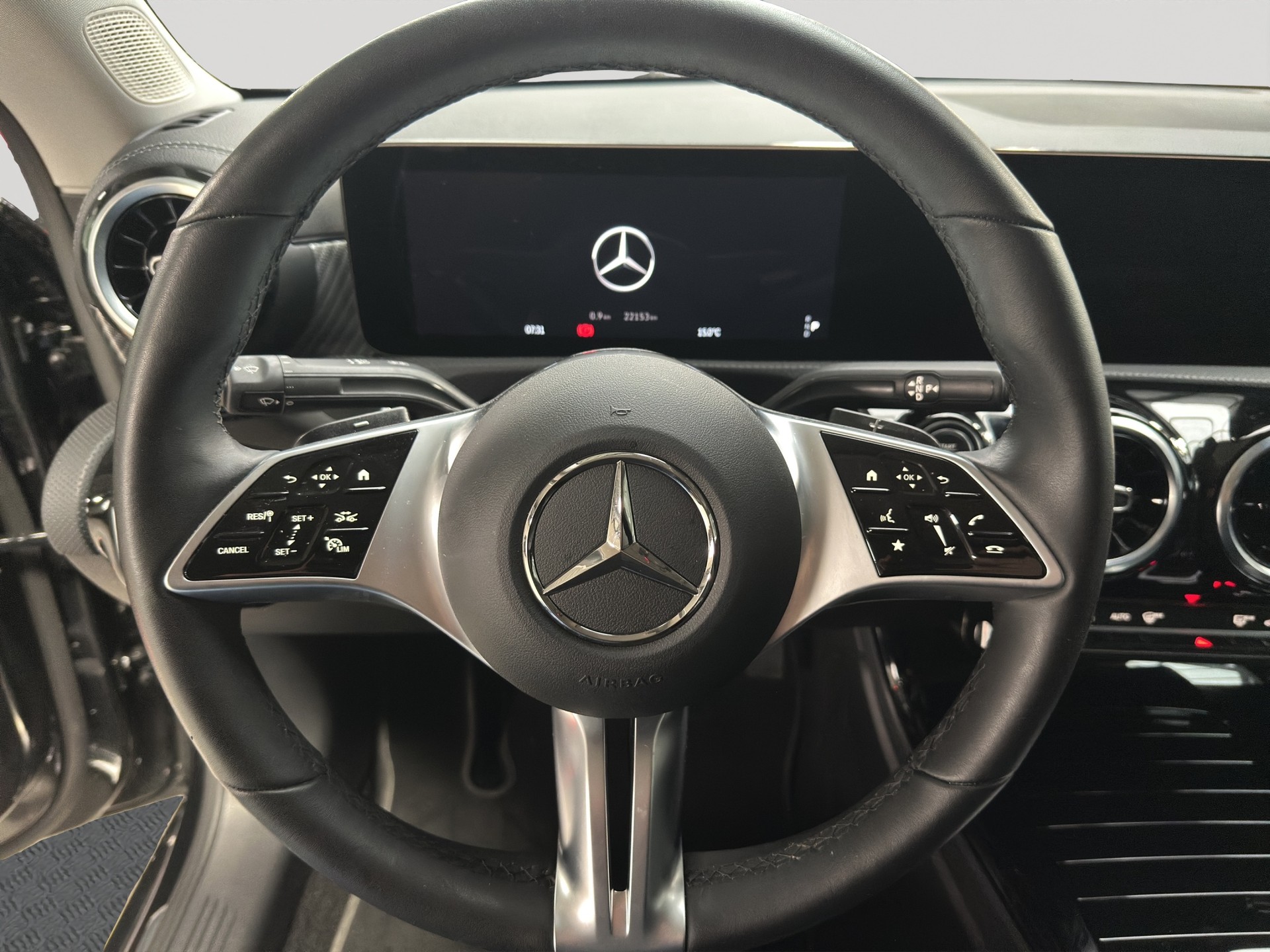 MERCEDES-BENZ CLA 180 7G-DCT Progressive-image-9