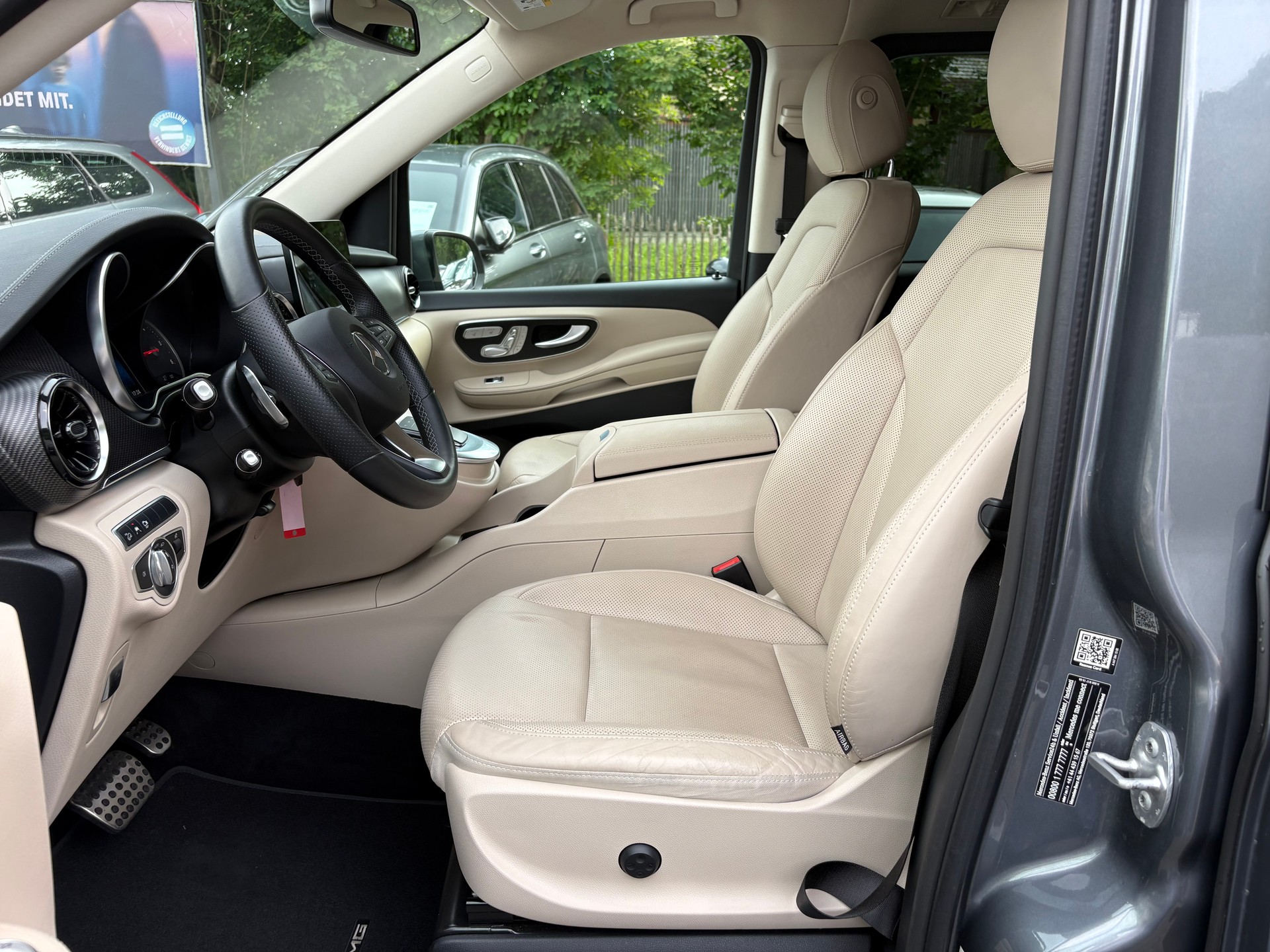 MERCEDES-BENZ V 300 d lang AMG Line 4Matic 9G-Tronic-image-5