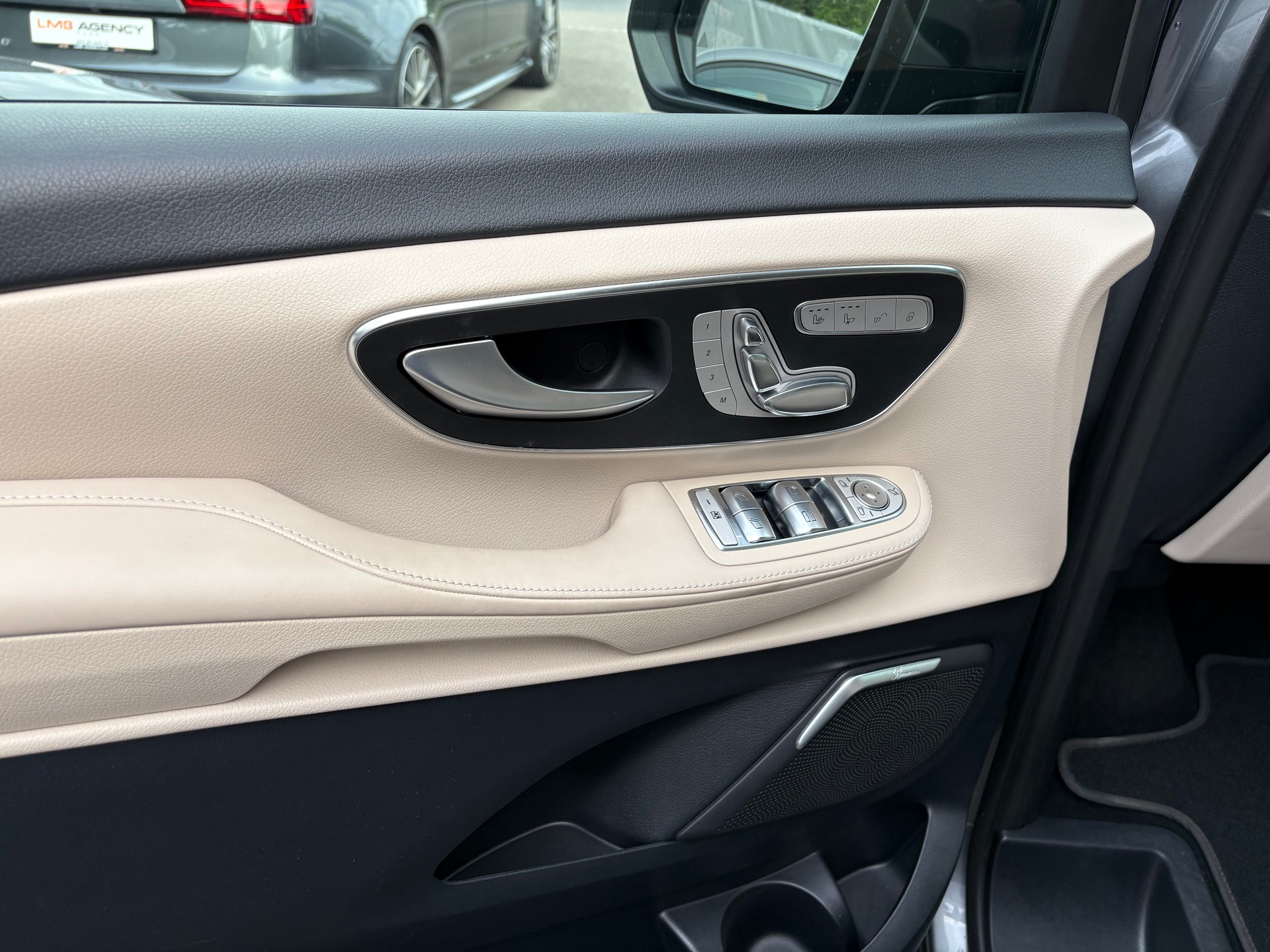 MERCEDES-BENZ V 300 d lang AMG Line 4Matic 9G-Tronic-image-12