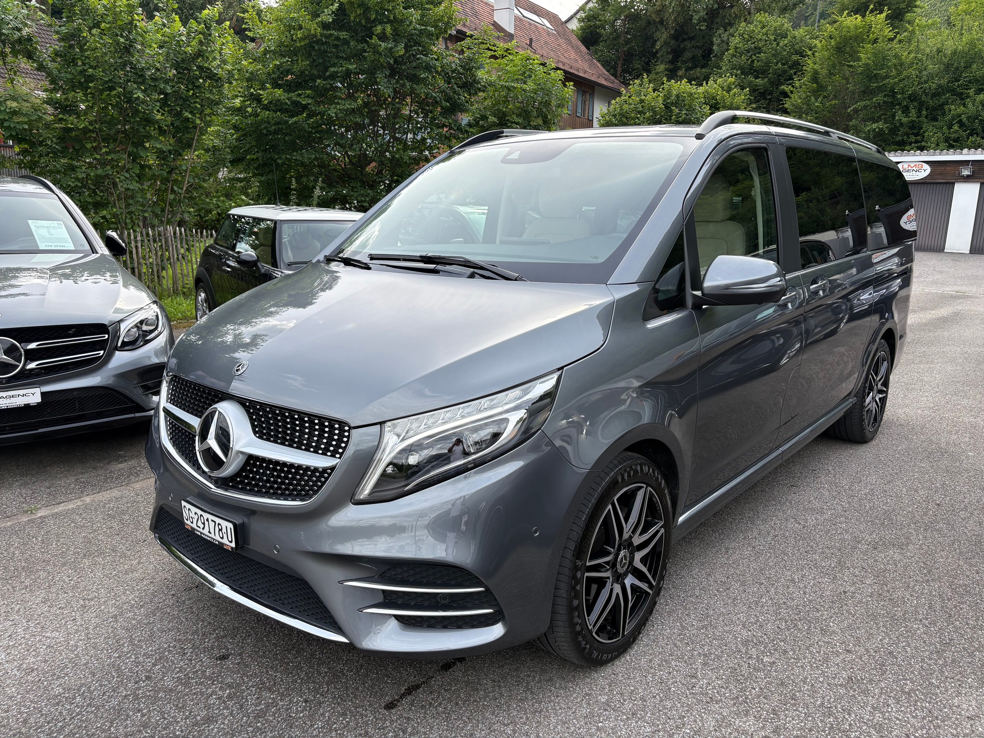 MERCEDES-BENZ V 300 d lang AMG Line 4Matic 9G-Tronic-image-2