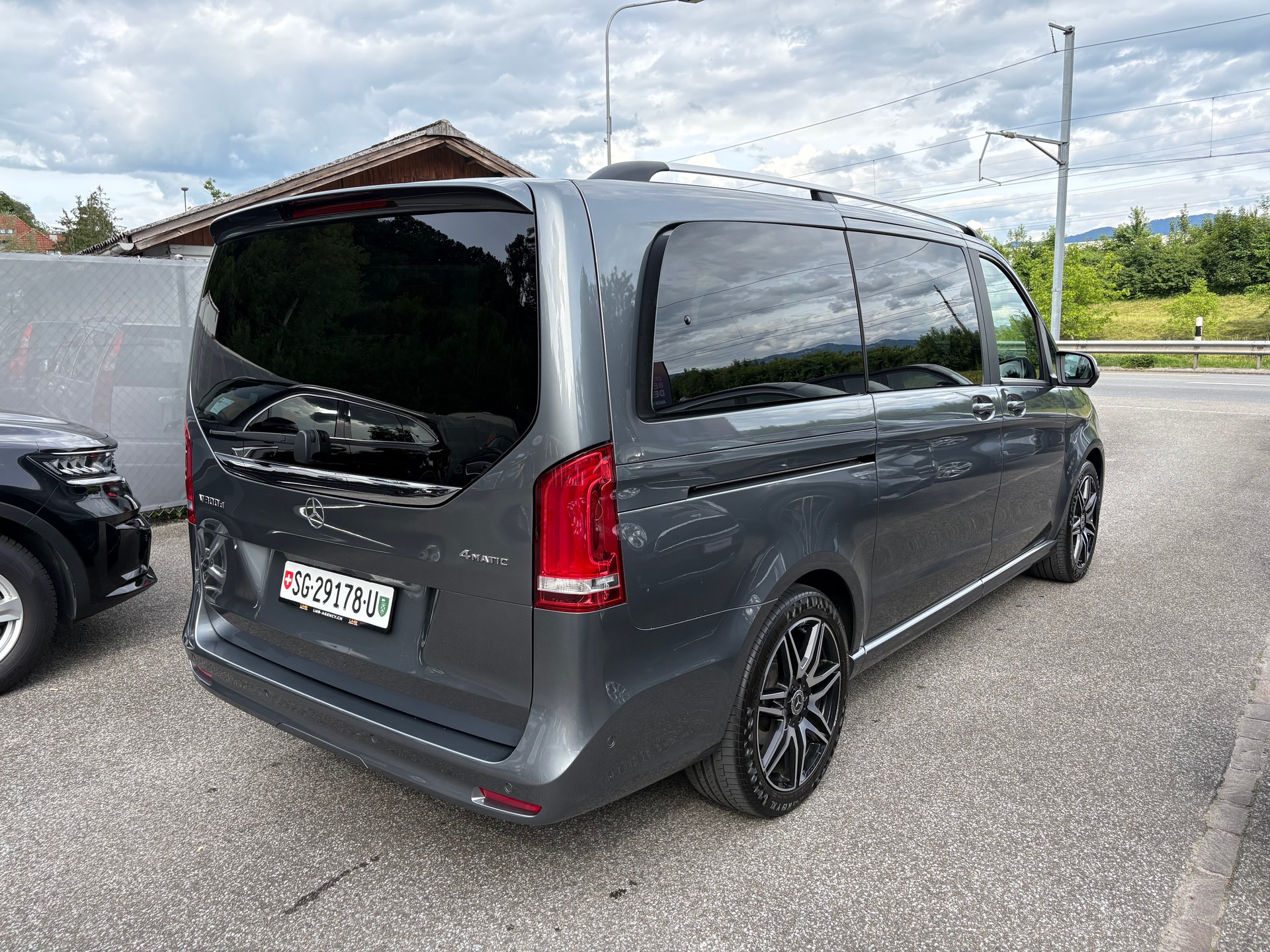 MERCEDES-BENZ V 300 d lang AMG Line 4Matic 9G-Tronic-image-3