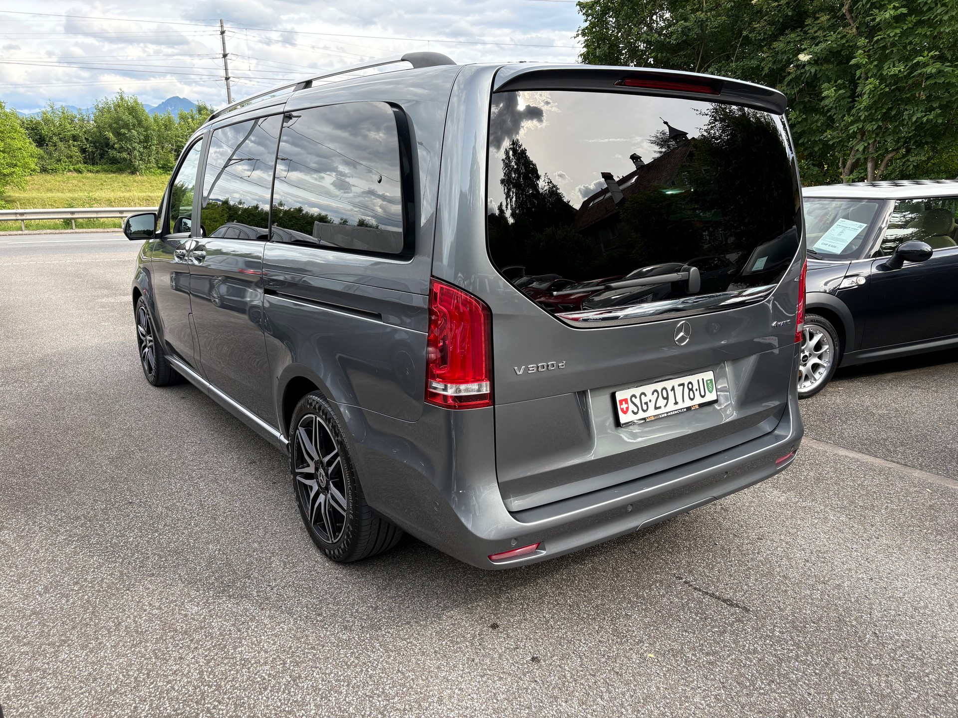 MERCEDES-BENZ V 300 d lang AMG Line 4Matic 9G-Tronic-image-4