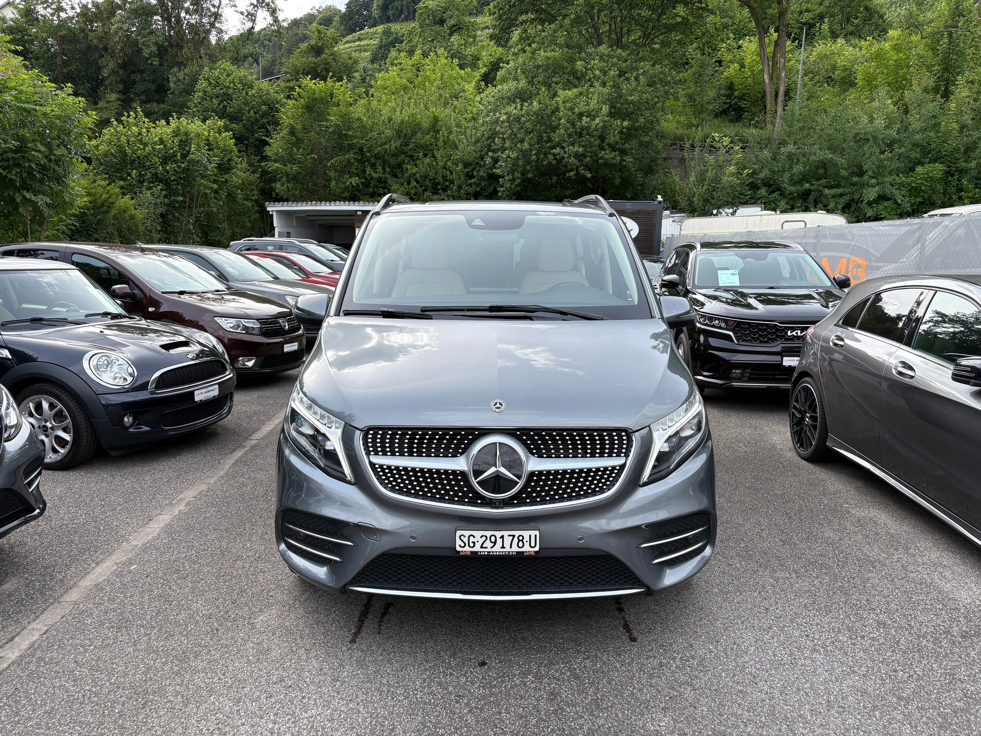 MERCEDES-BENZ V 300 d lang AMG Line 4Matic 9G-Tronic-image-1