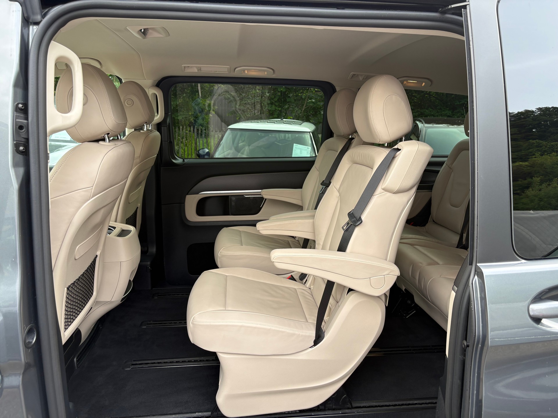 MERCEDES-BENZ V 300 d lang AMG Line 4Matic 9G-Tronic-image-10