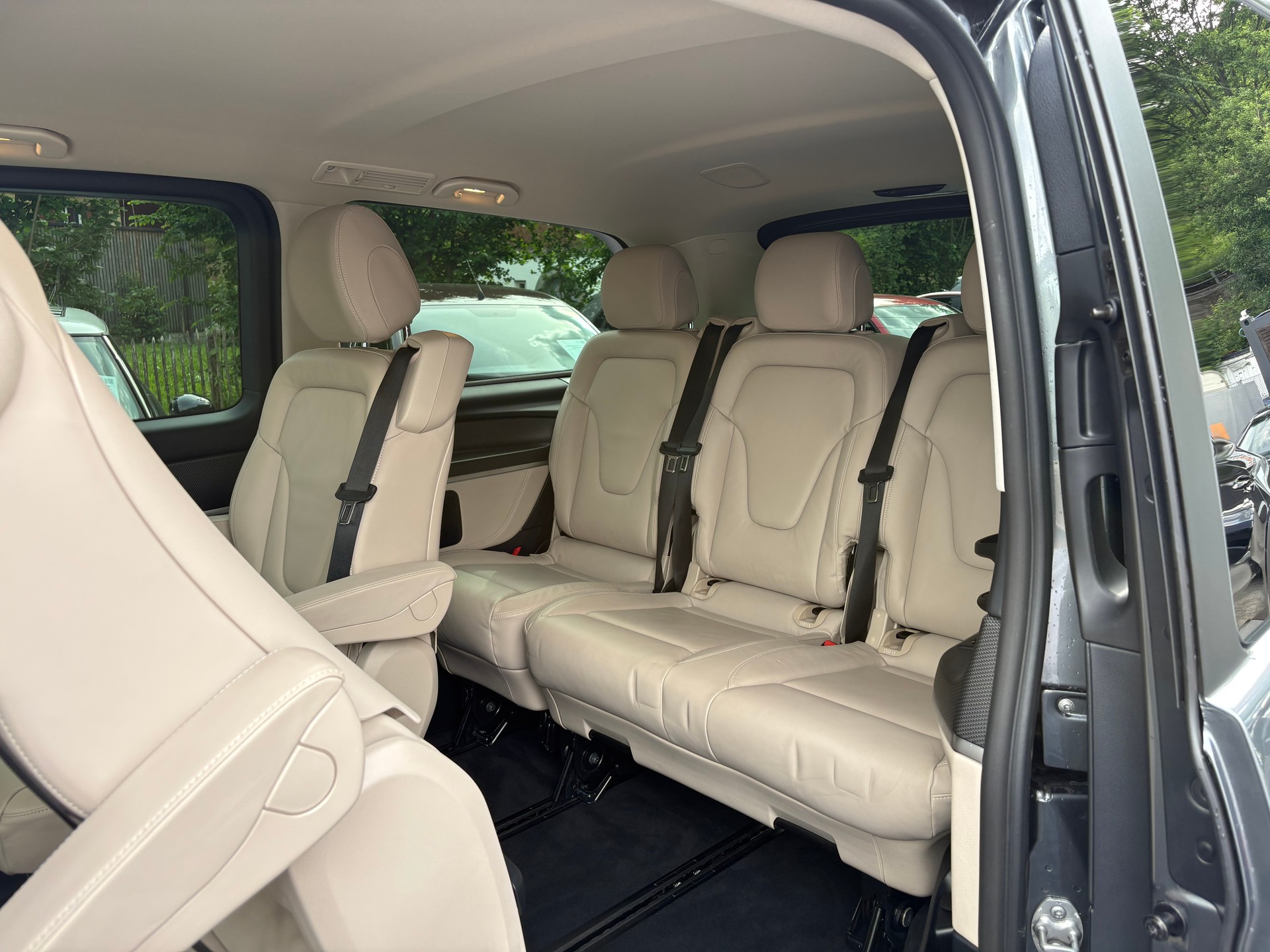 MERCEDES-BENZ V 300 d lang AMG Line 4Matic 9G-Tronic-image-11