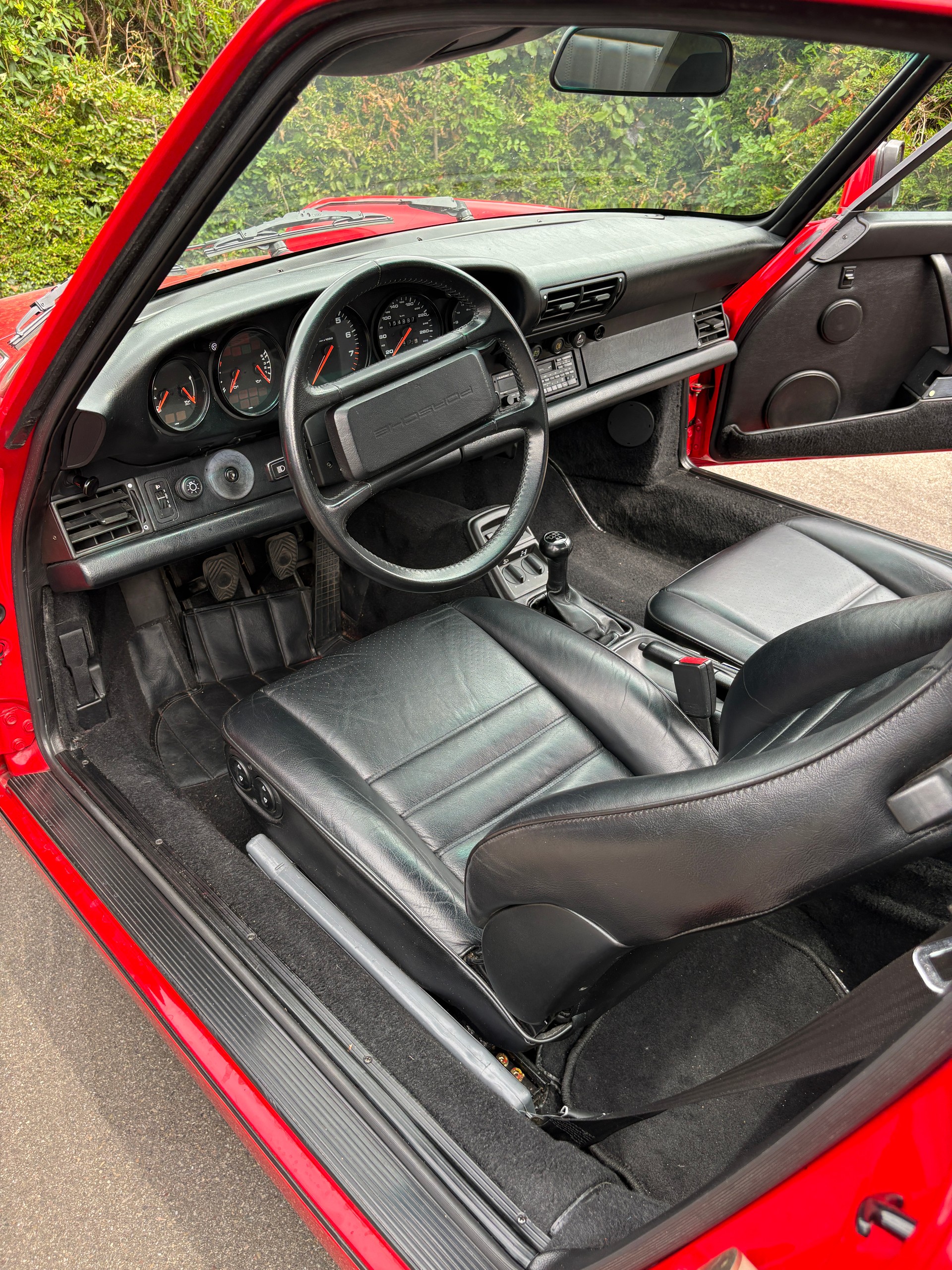 PORSCHE 911 Carrera 4-image-4