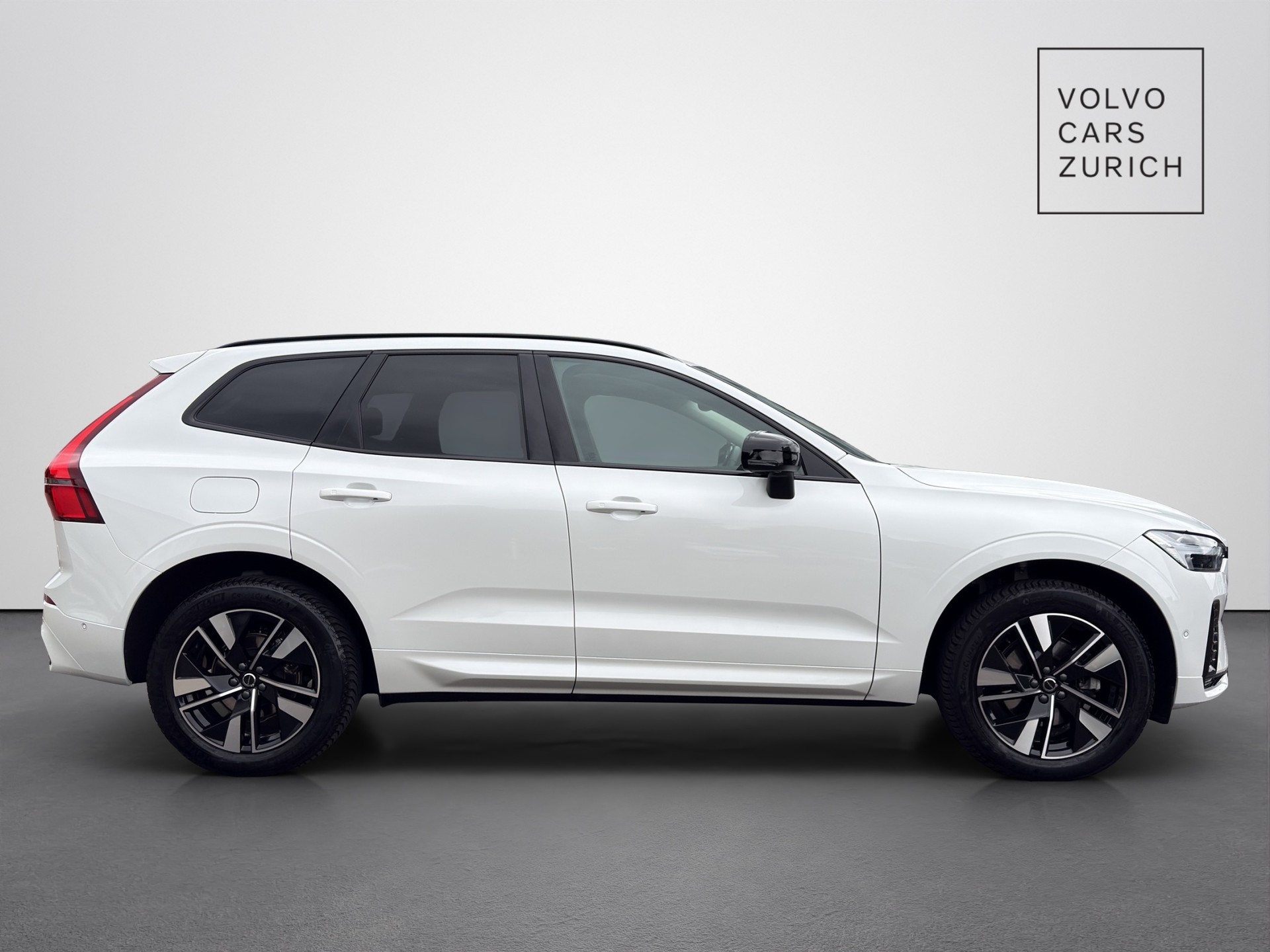 VOLVO XC60 2.0 B5 MH Plus Dark AWD-image-3