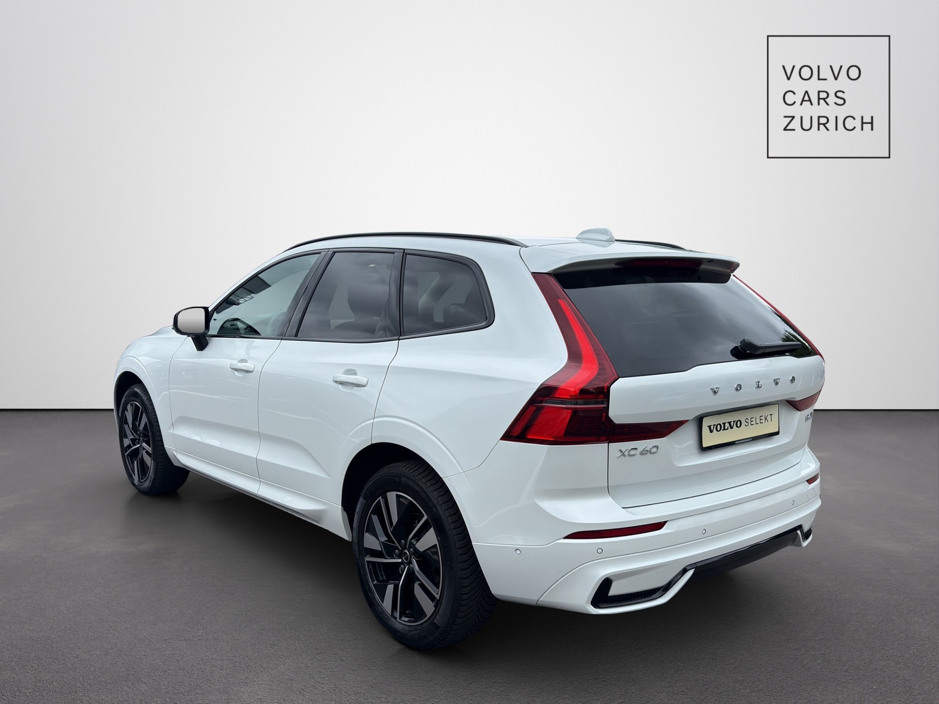 VOLVO XC60 2.0 B5 MH Plus Dark AWD-image-1