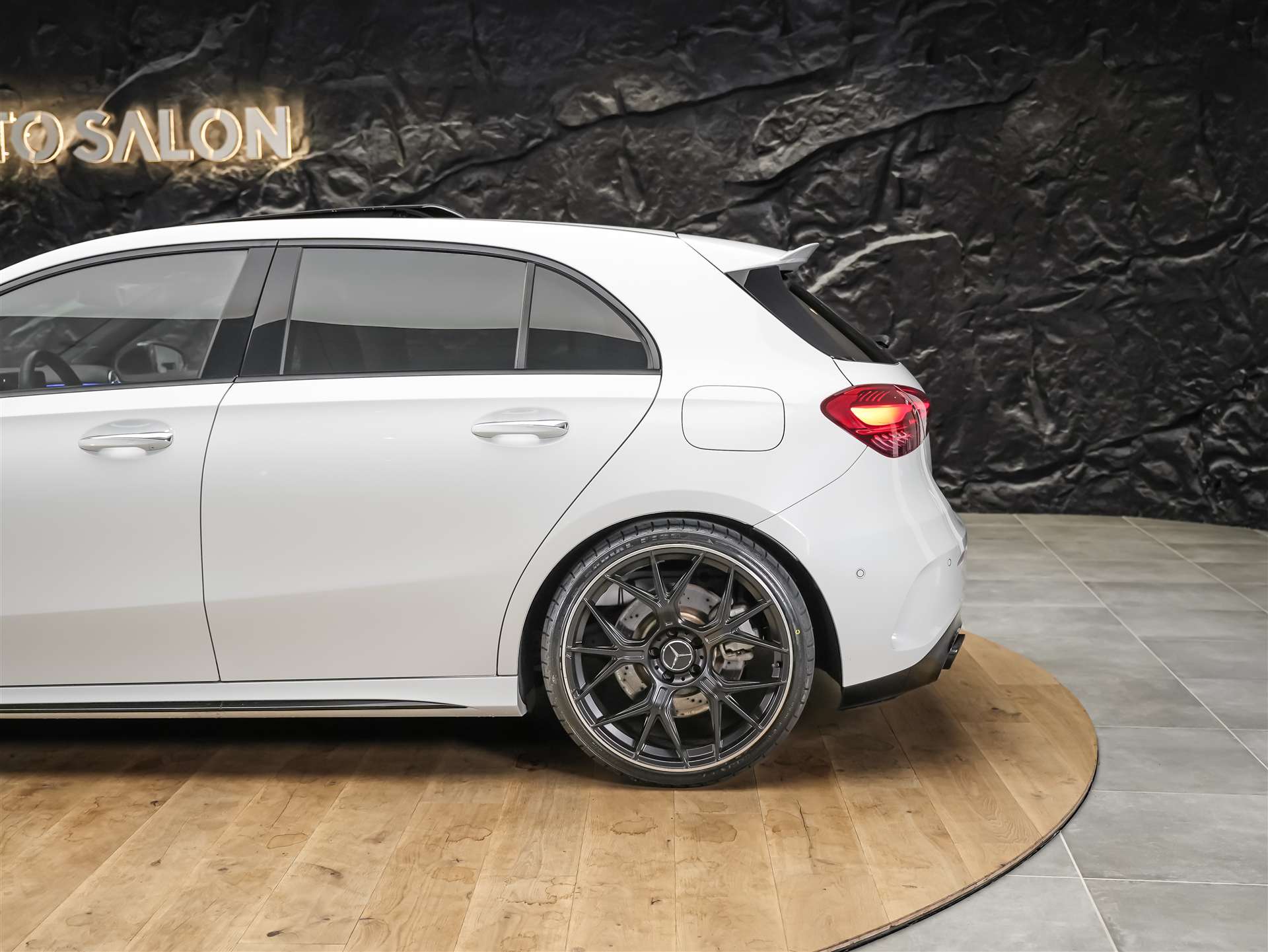 MERCEDES-BENZ A 35 AMG 4matic *Panorama*20" Felgen*Multibeam LED*-image-17