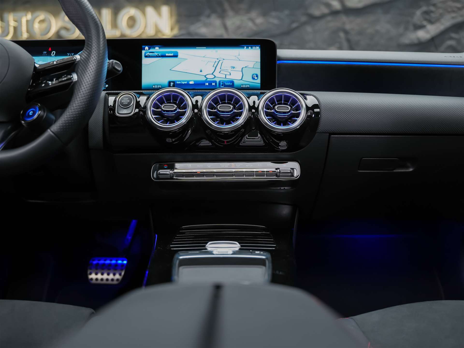 MERCEDES-BENZ A 35 AMG 4matic *Panorama*20" Felgen*Multibeam LED*-image-19