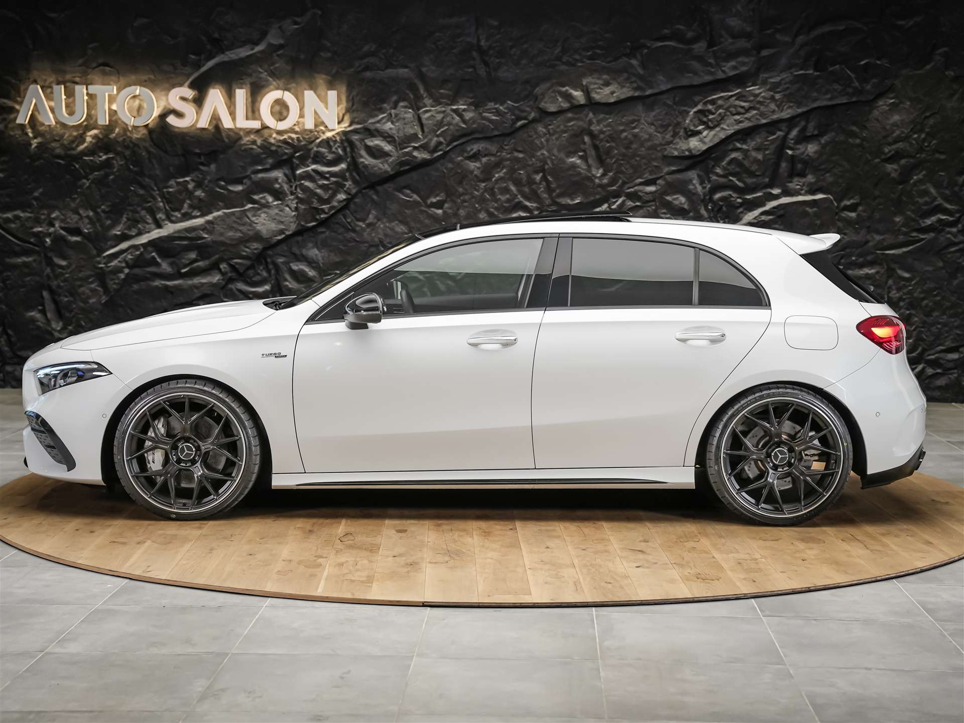 MERCEDES-BENZ A 35 AMG 4matic *Panorama*20" Felgen*Multibeam LED*-image-2