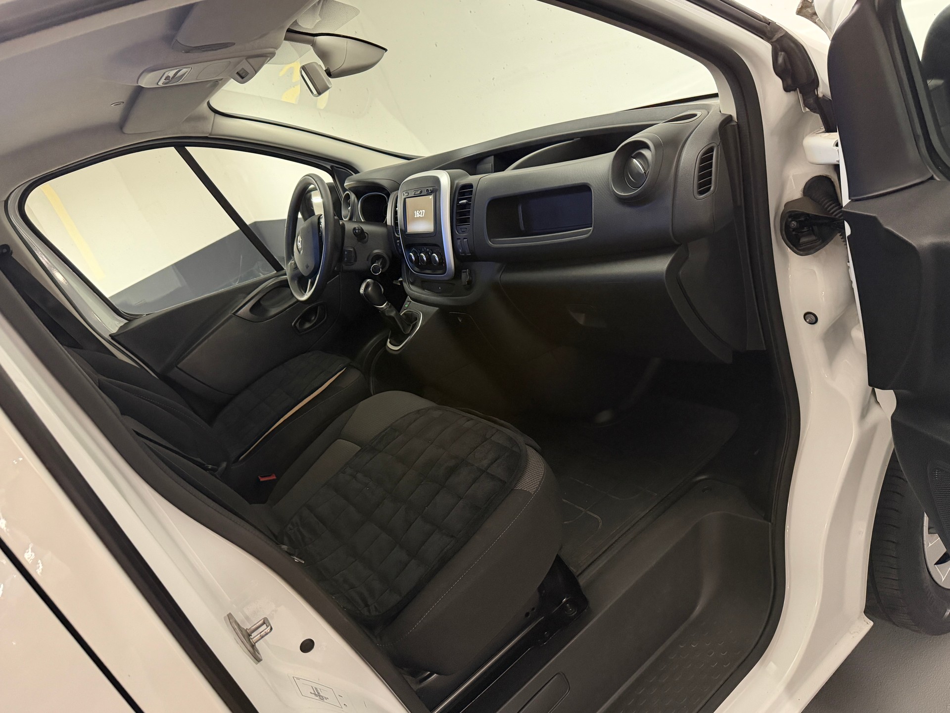 RENAULT Trafic 2.0 ENERGY dCi145 3.0t Business L1H1 A-image-9