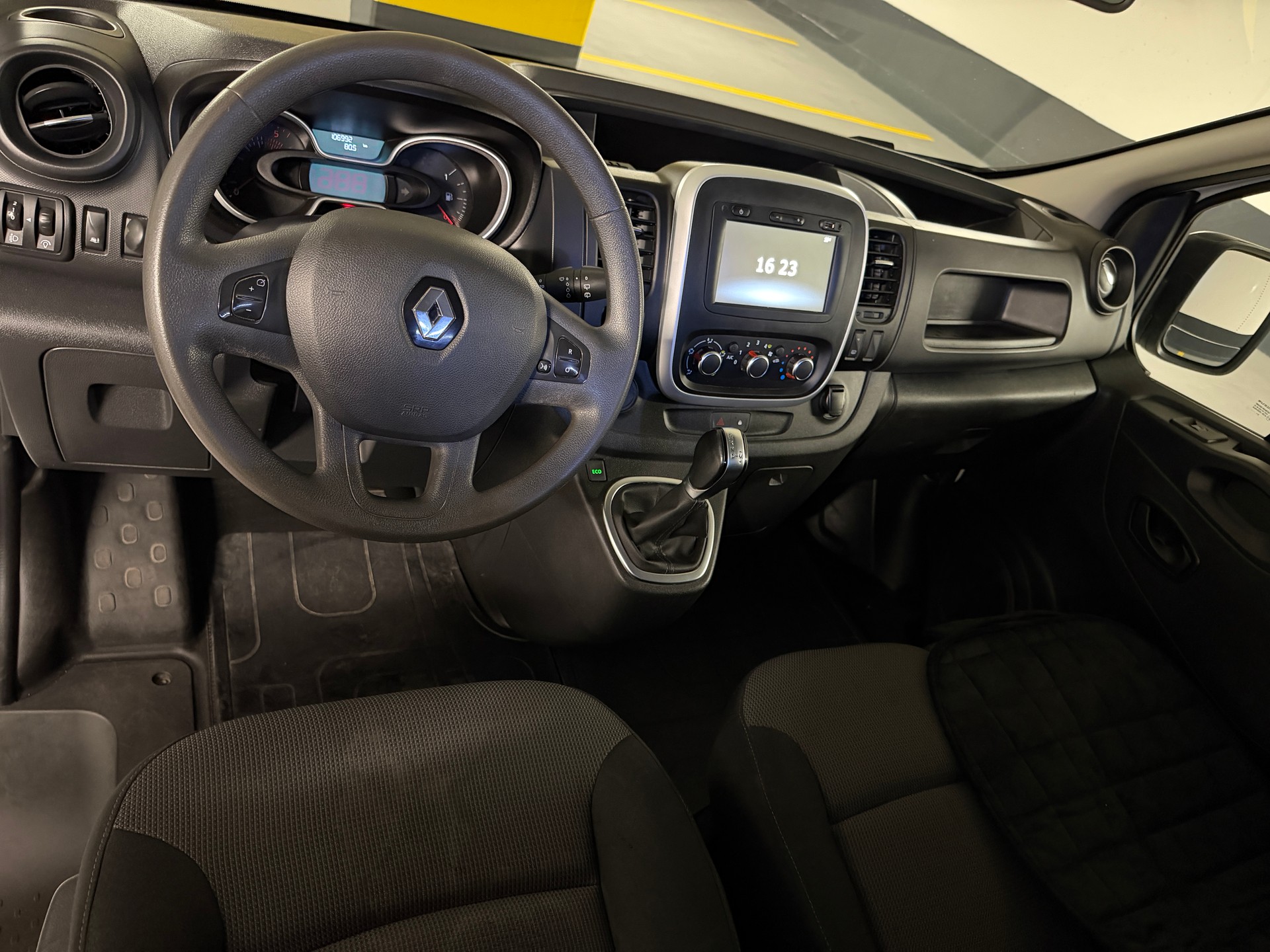 RENAULT Trafic 2.0 ENERGY dCi145 3.0t Business L1H1 A-image-10