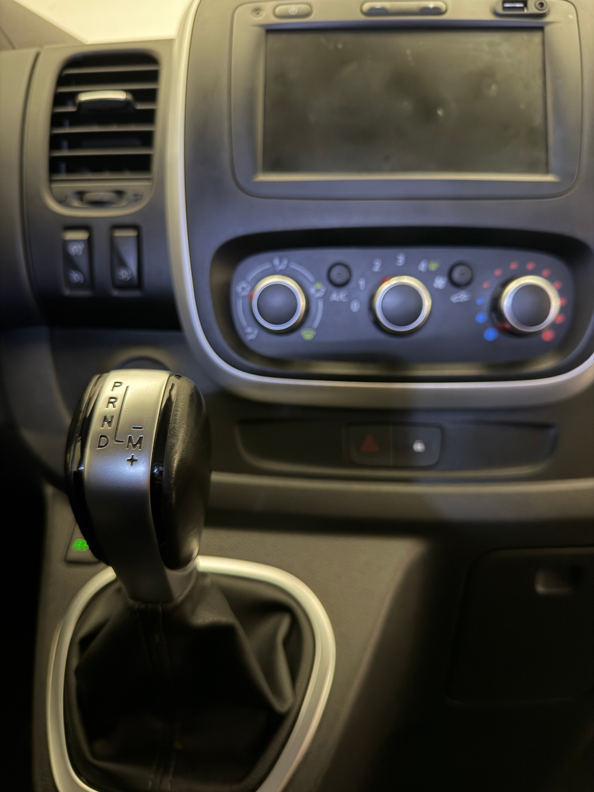 RENAULT Trafic 2.0 ENERGY dCi145 3.0t Business L1H1 A-image-12