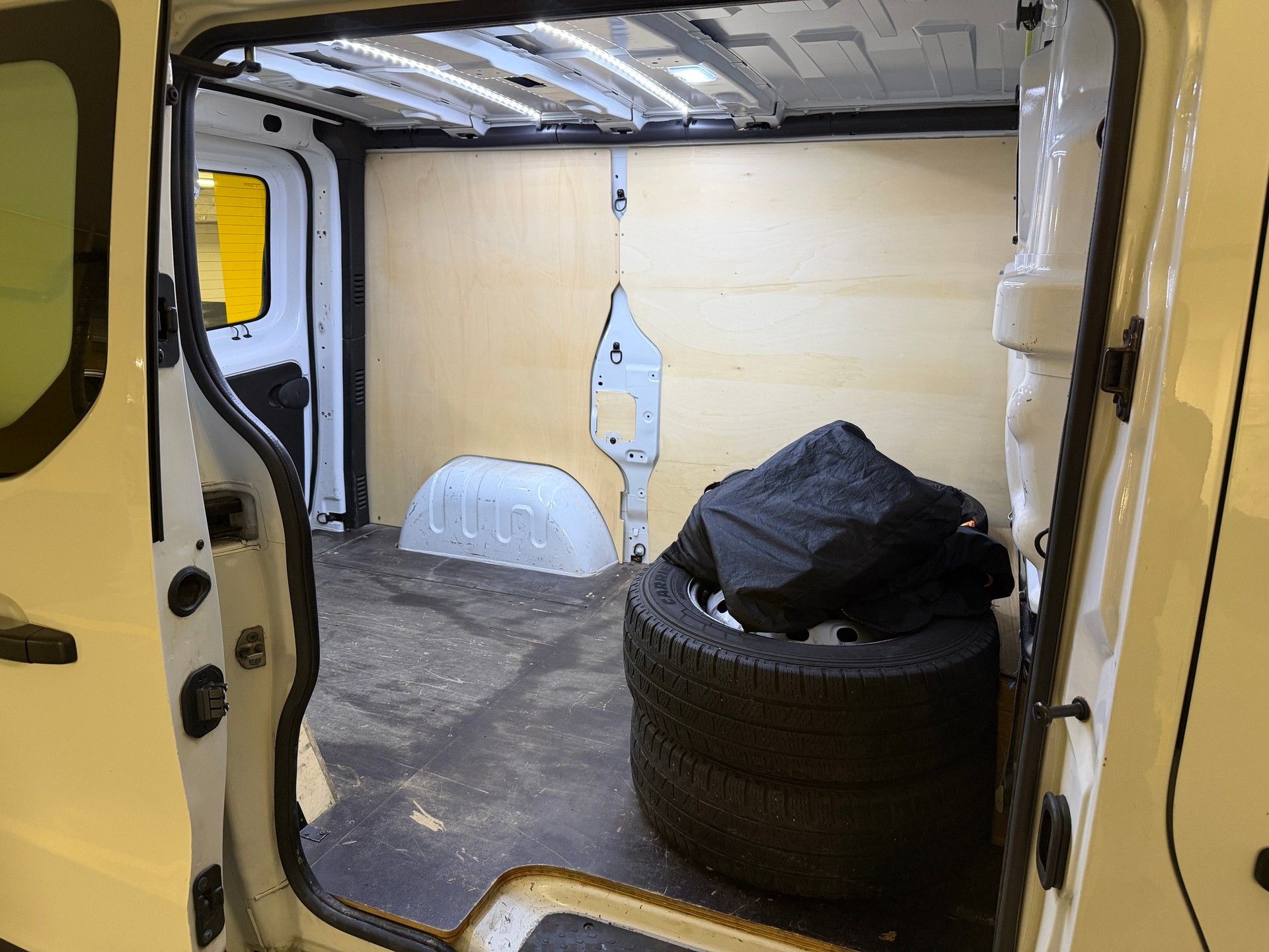 RENAULT Trafic 2.0 ENERGY dCi145 3.0t Business L1H1 A-image-14