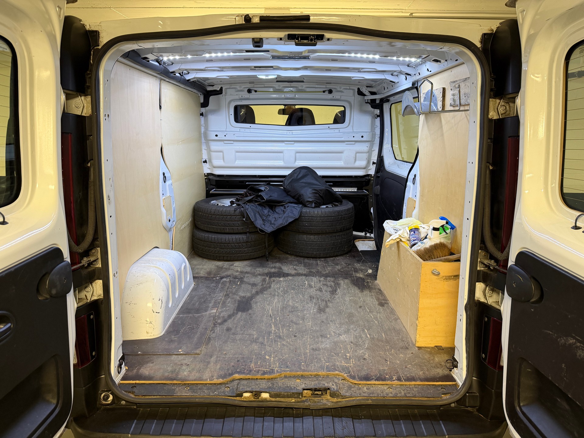 RENAULT Trafic 2.0 ENERGY dCi145 3.0t Business L1H1 A-image-13