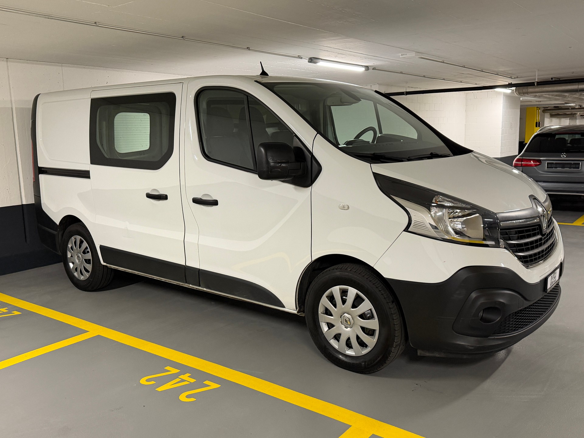 RENAULT Trafic 2.0 ENERGY dCi145 3.0t Business L1H1 A-image-4