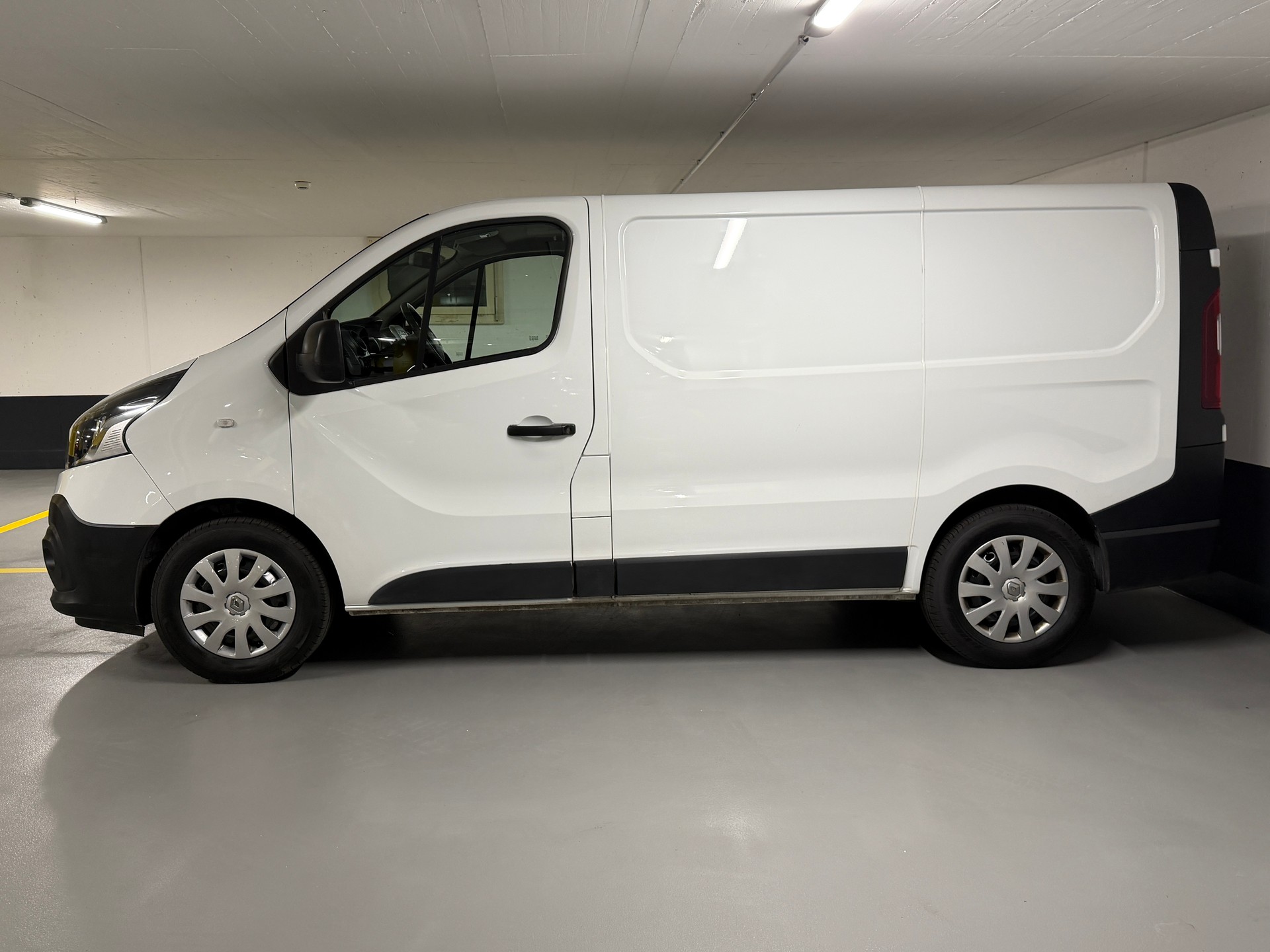 RENAULT Trafic 2.0 ENERGY dCi145 3.0t Business L1H1 A-image-3
