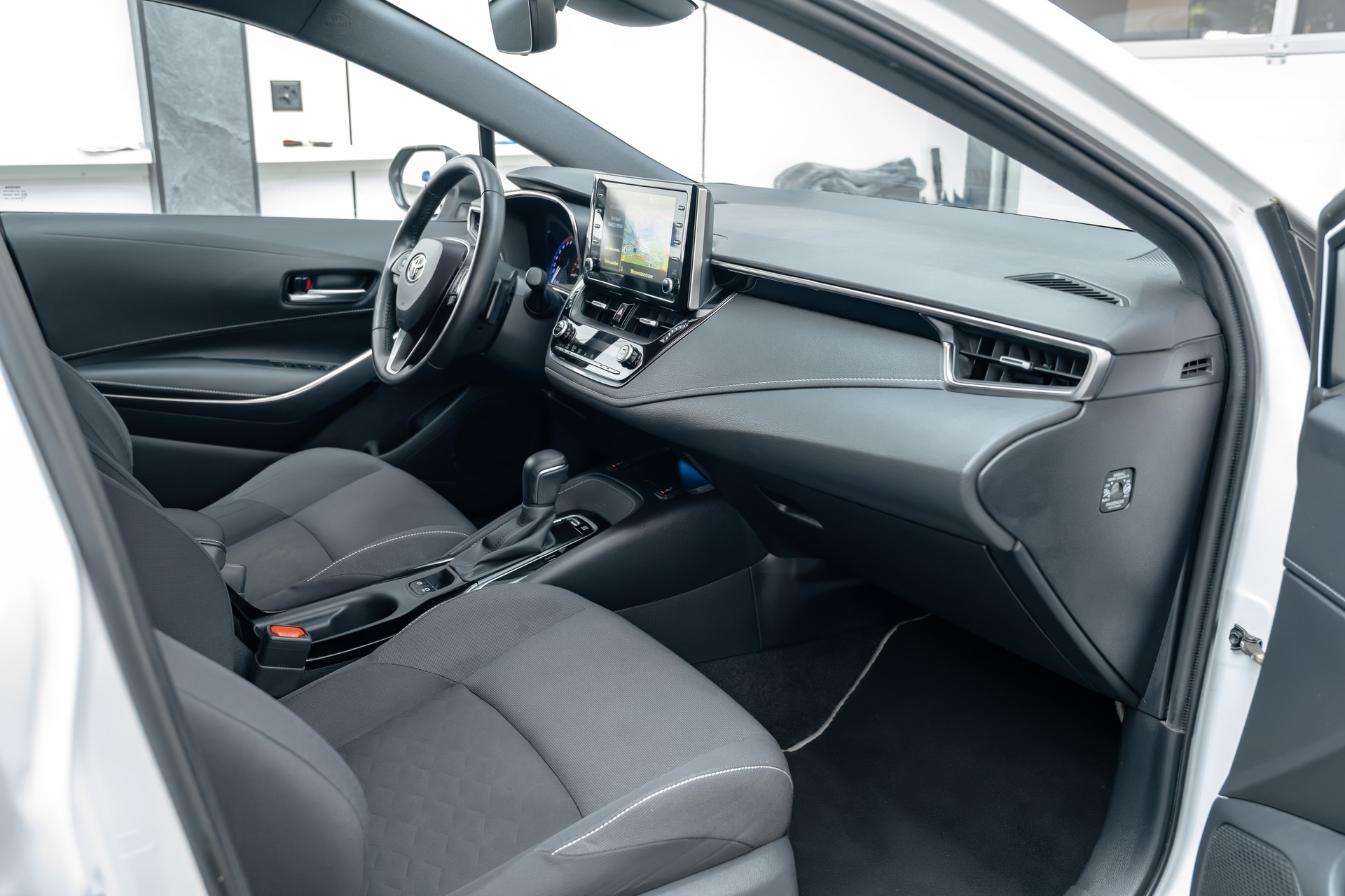 TOYOTA Corolla Touring Sports 2.0 HSD Premium e-CVT-image-8