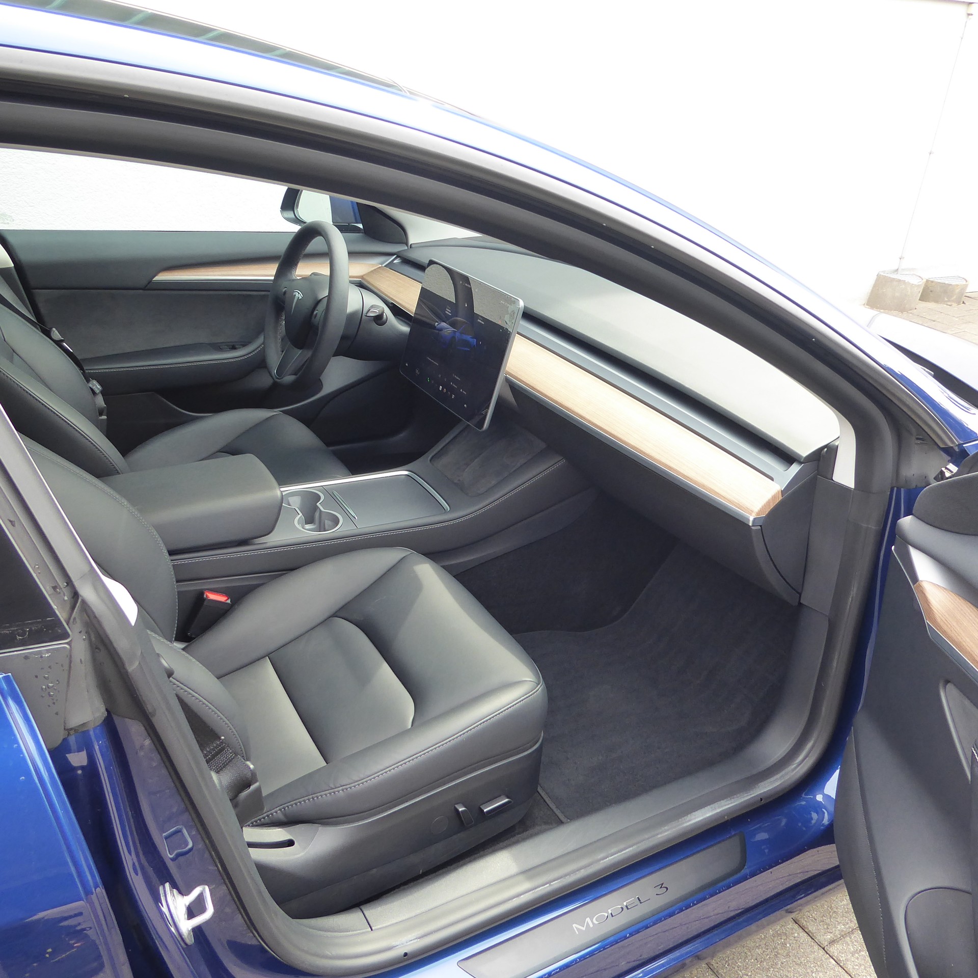 TESLA Model 3-image-7