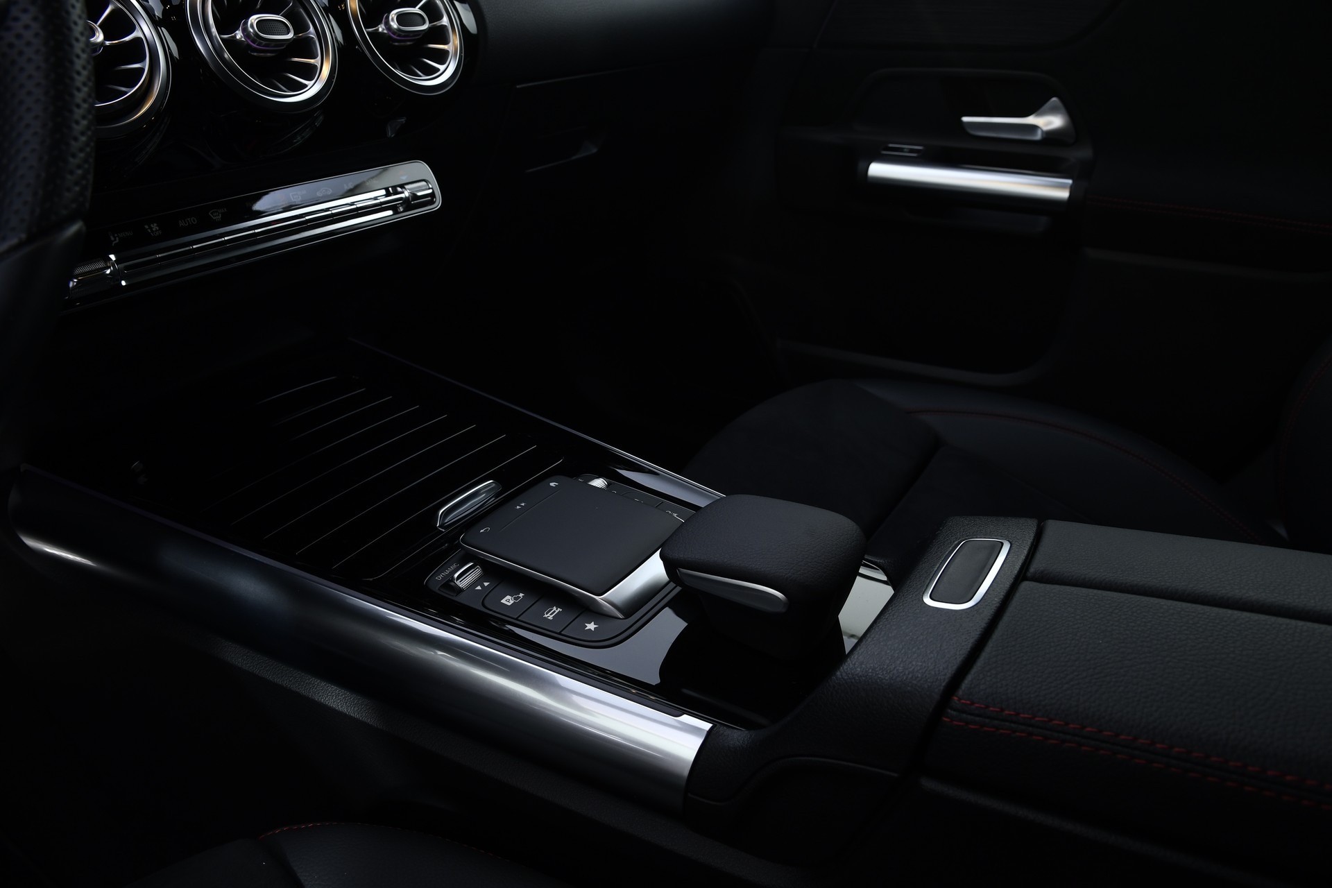 MERCEDES-BENZ GLA 250 4Matic AMG Line 8G-DCT-image-15