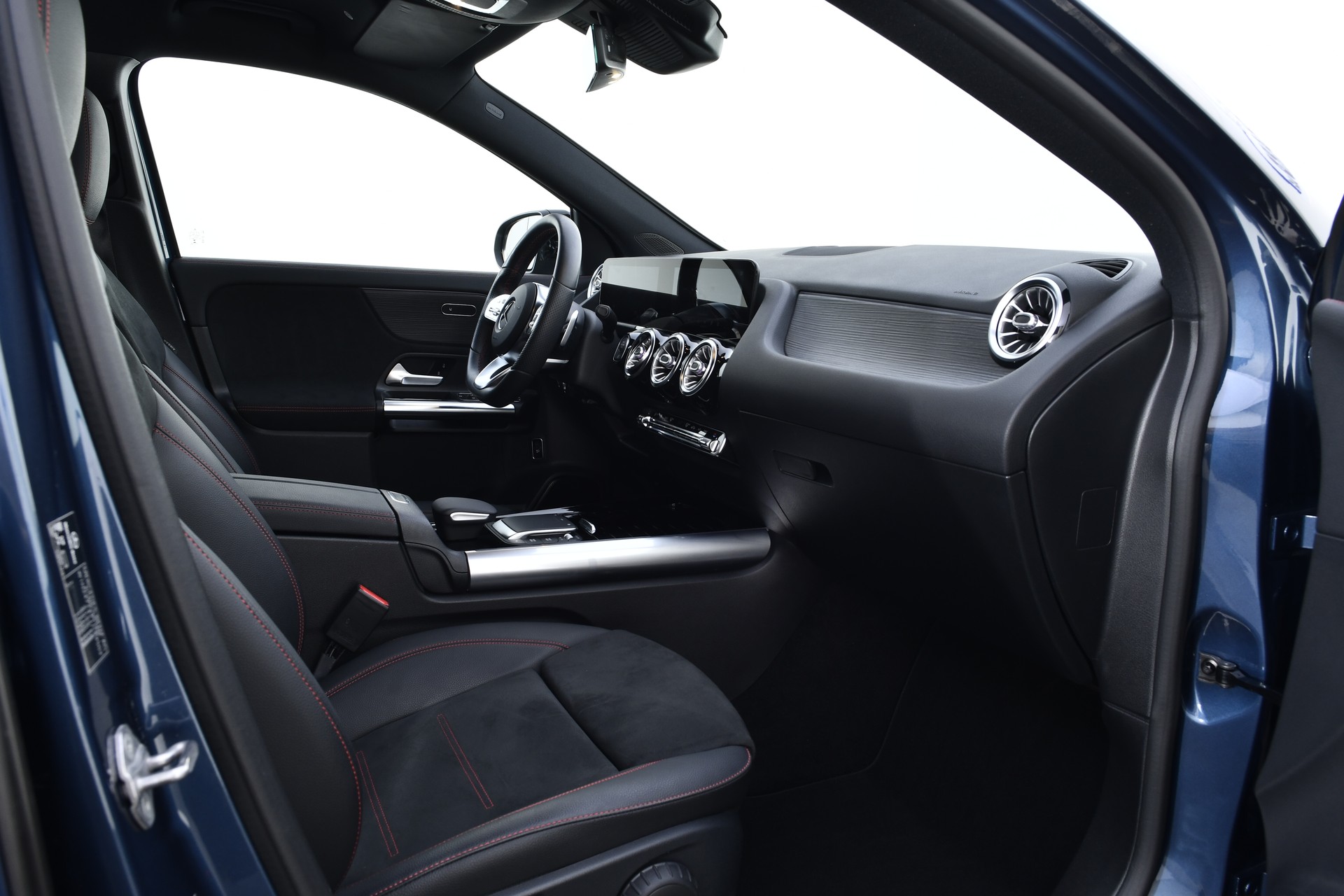 MERCEDES-BENZ GLA 250 4Matic AMG Line 8G-DCT-image-16
