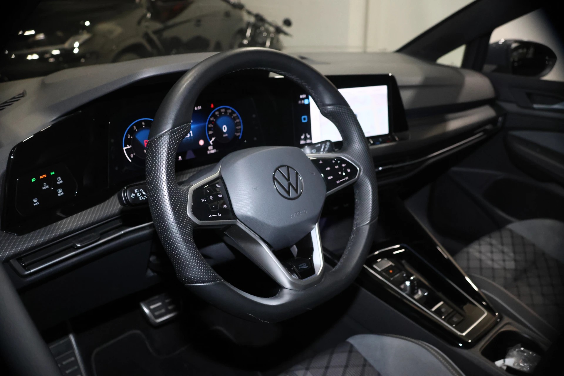 VW Golf VIII 1.5 eTSI Life DSG R-LINE CH FAHRZEUG-image-5
