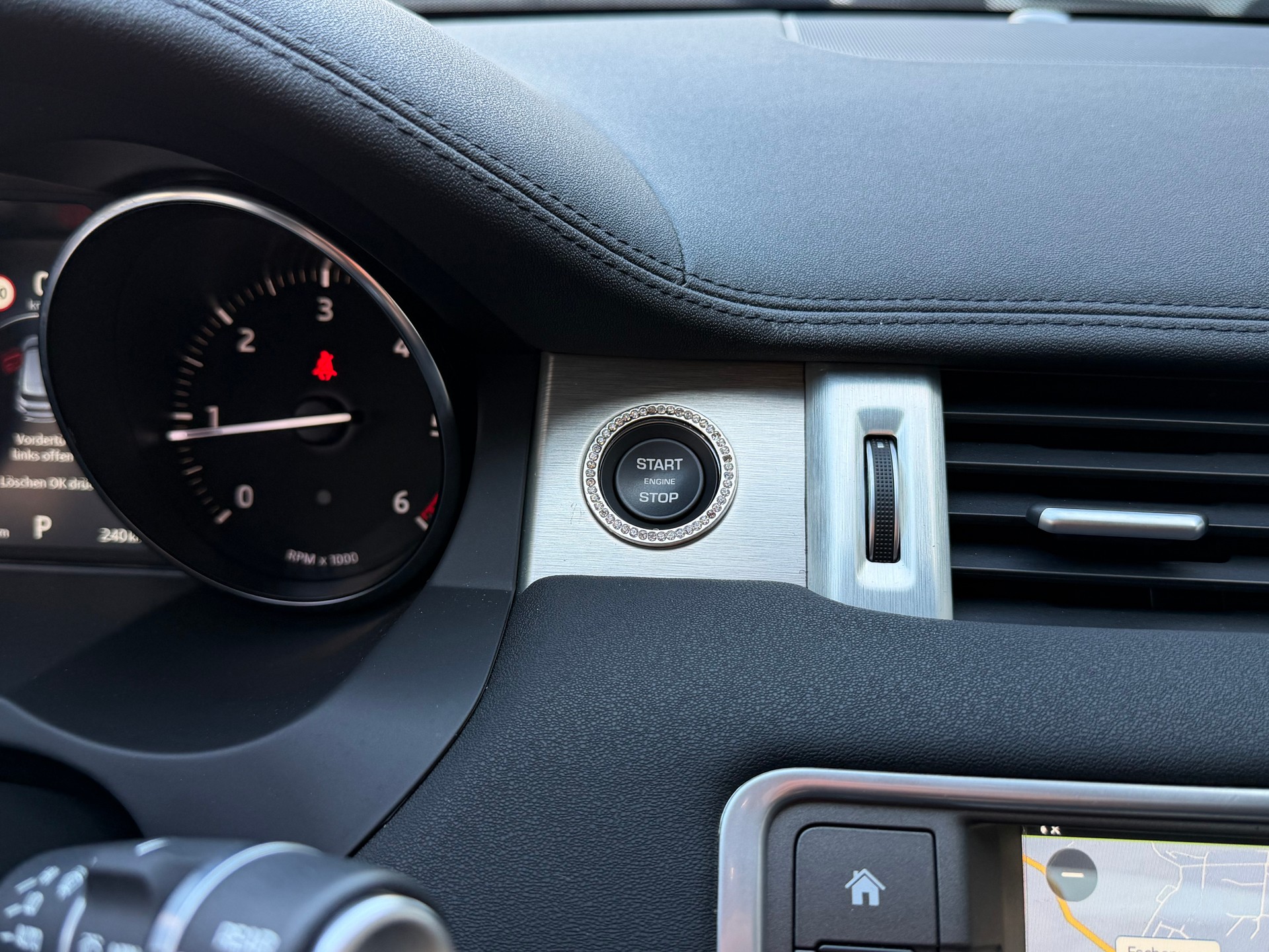 LAND ROVER Range Rover Evoque 2.0 TD4 SE AT9-image-16