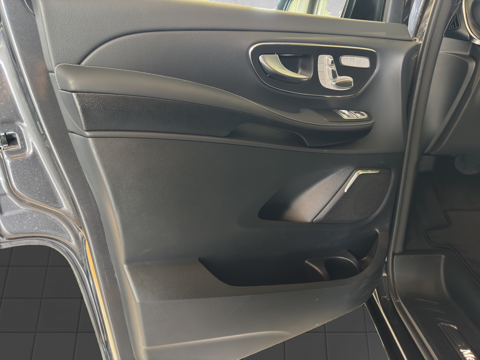 MERCEDES-BENZ V 300 d lang 4Matic Exclusive 9G-Tronic-image-8