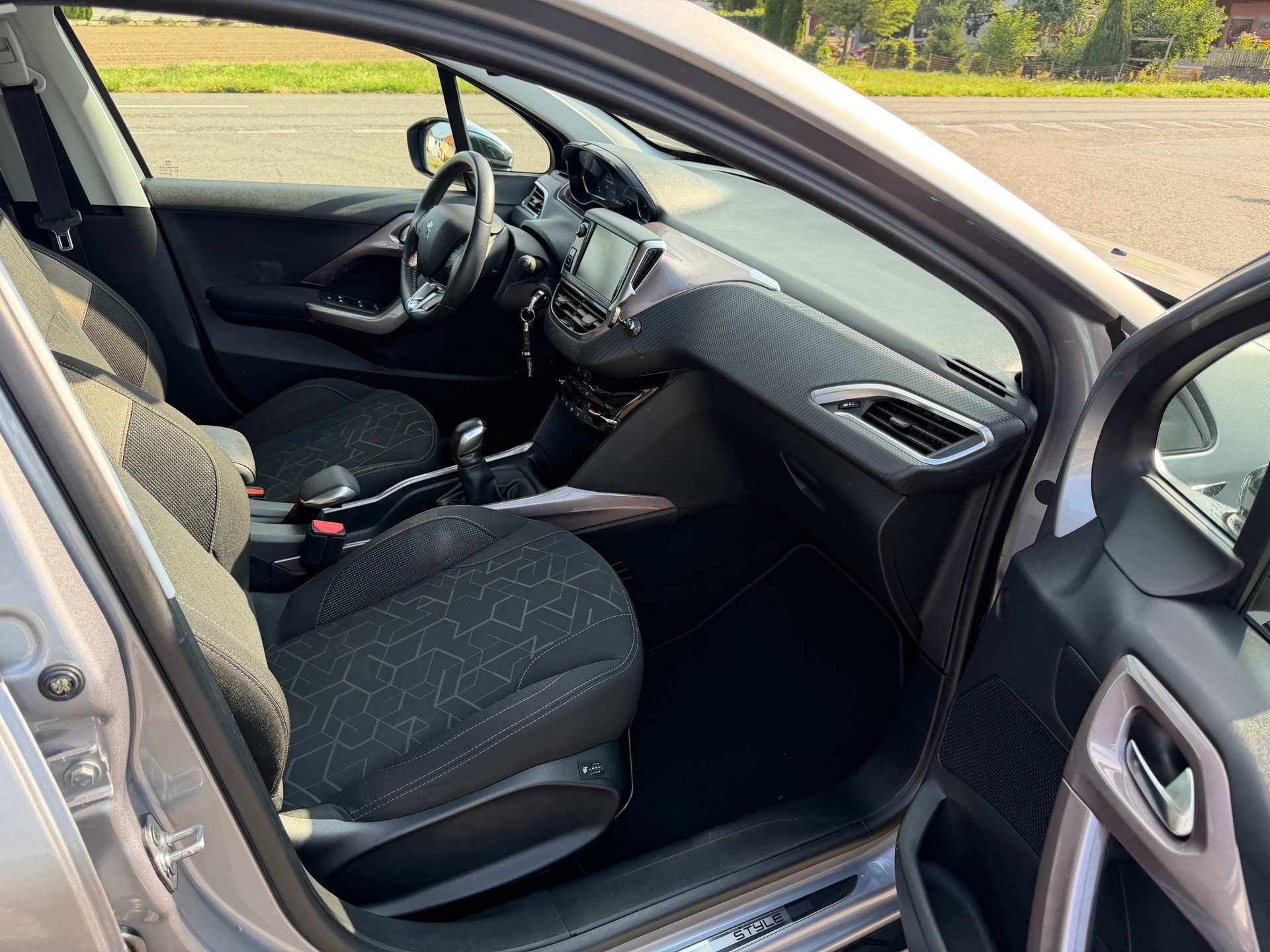 PEUGEOT 2008 1.2 VTI Active-image-9