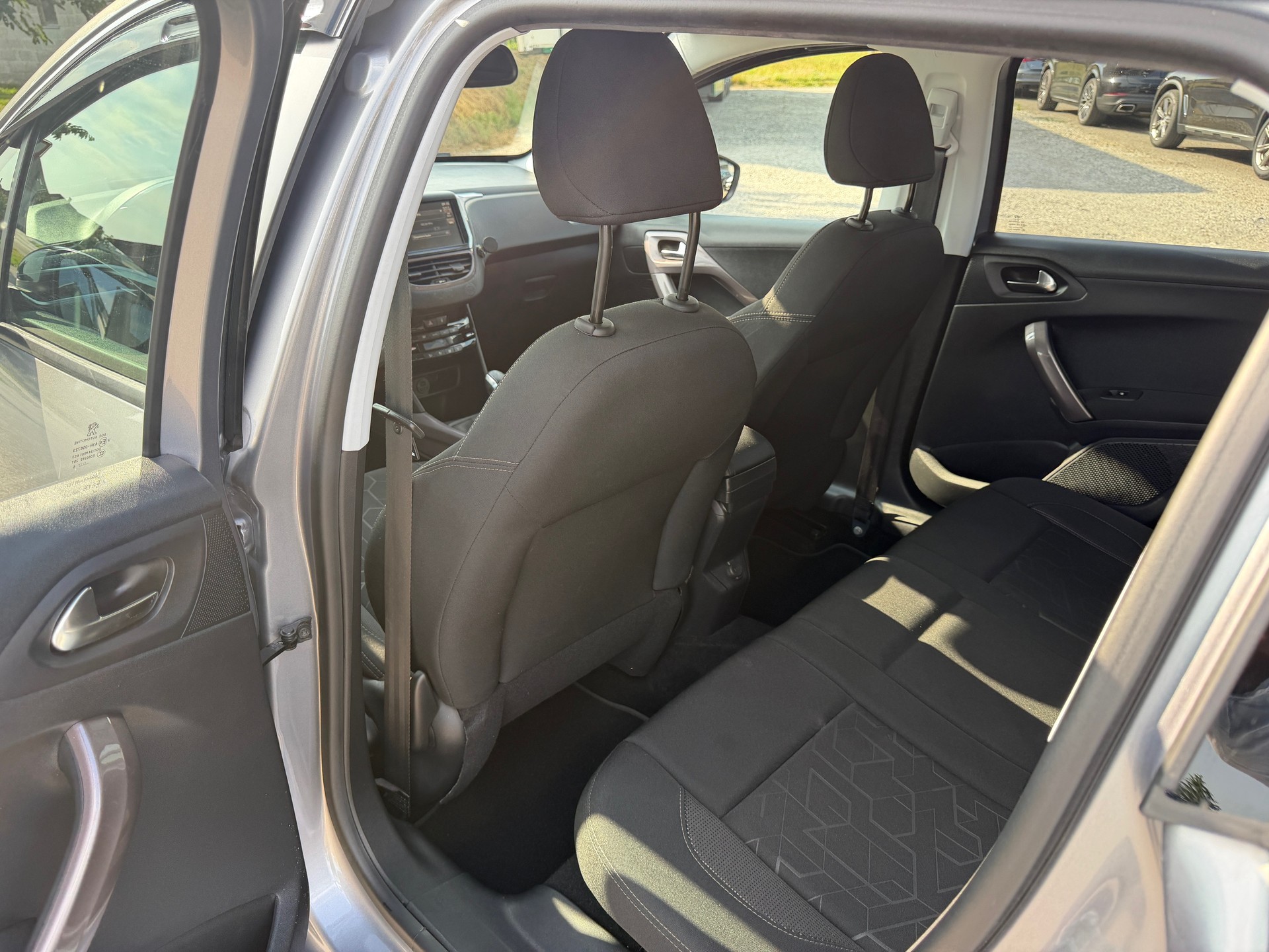 PEUGEOT 2008 1.2 VTI Active-image-8