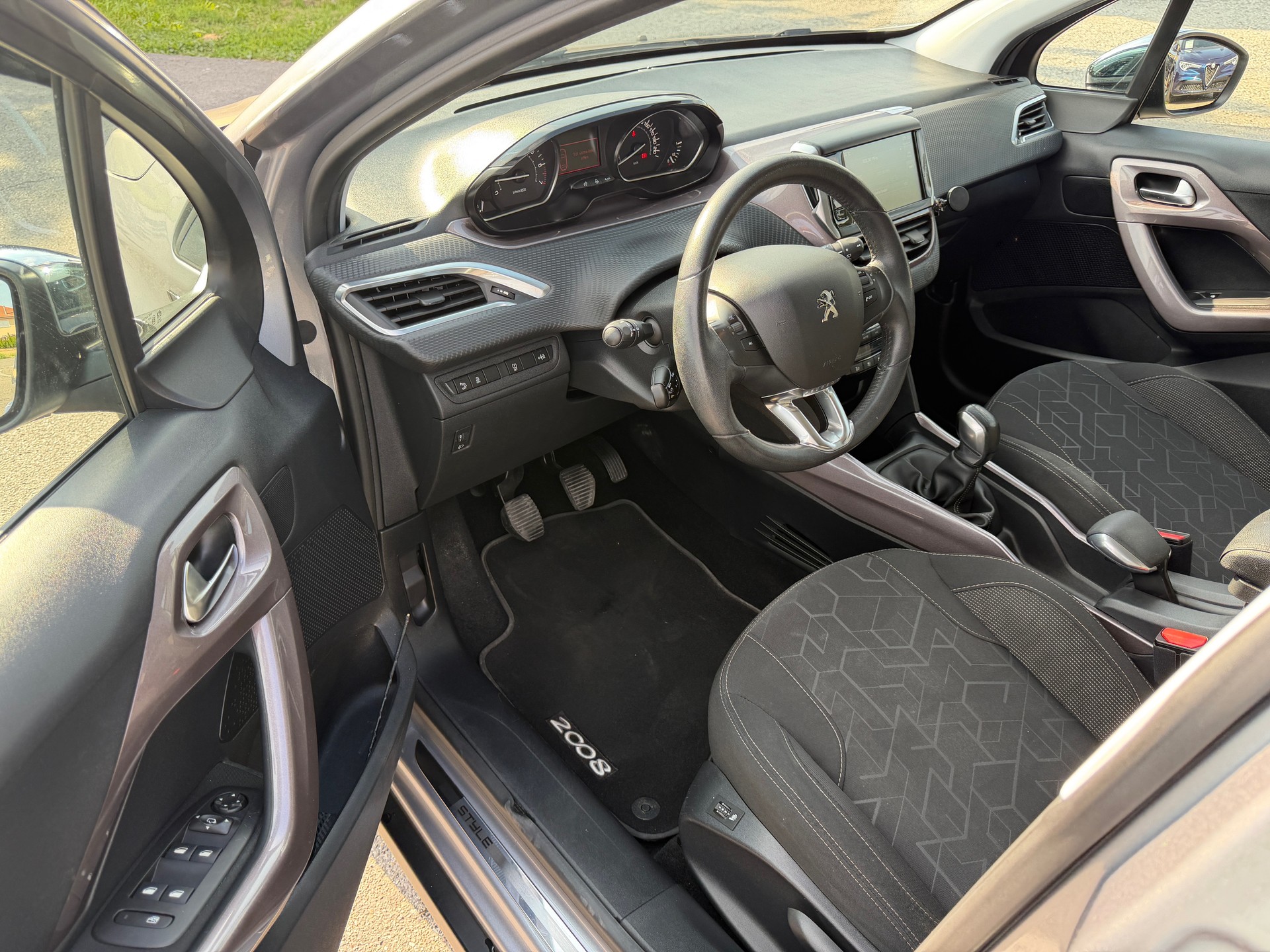 PEUGEOT 2008 1.2 VTI Active-image-7