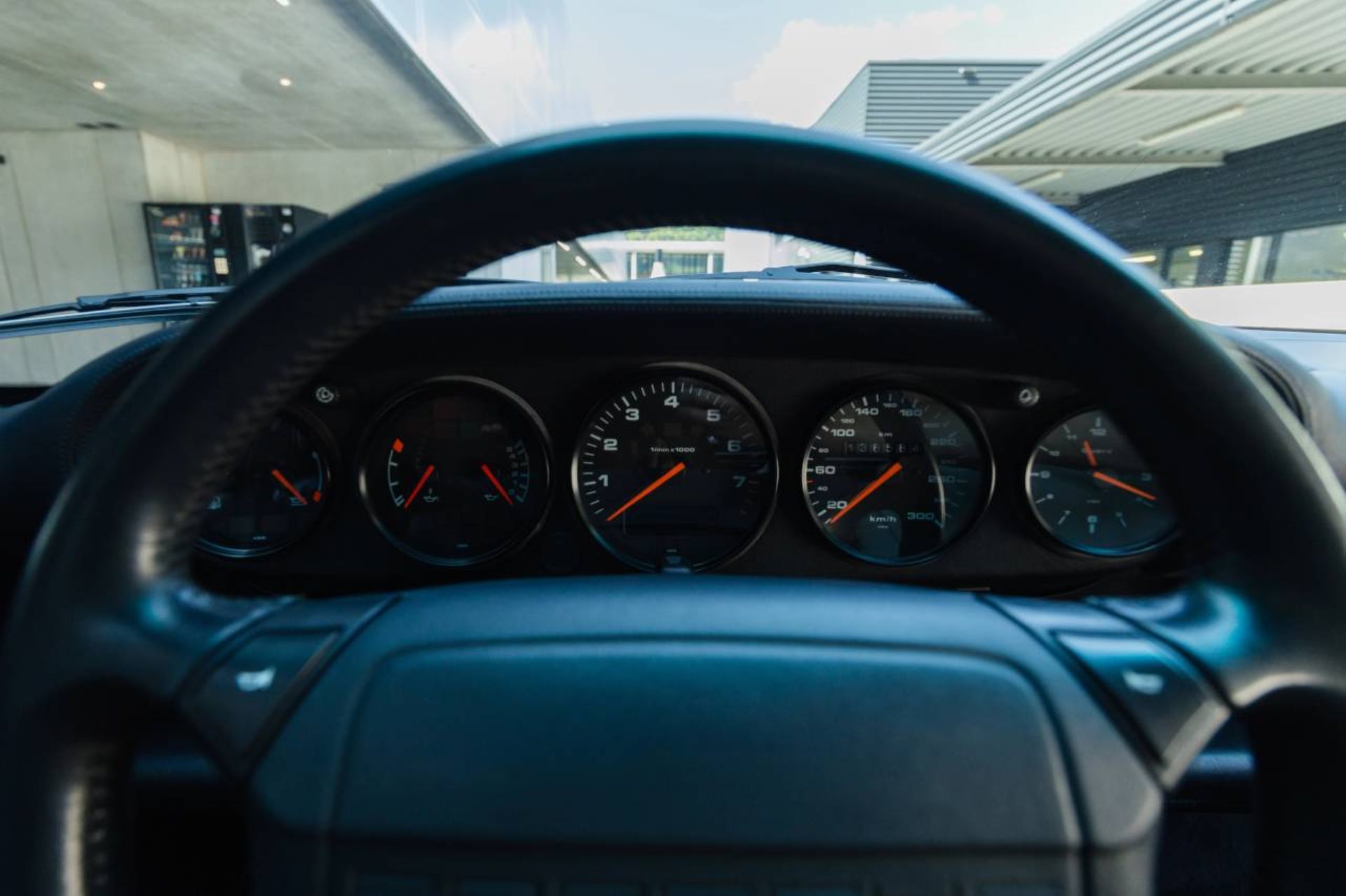 PORSCHE 911 Carrera 4 Cabriolet-image-19