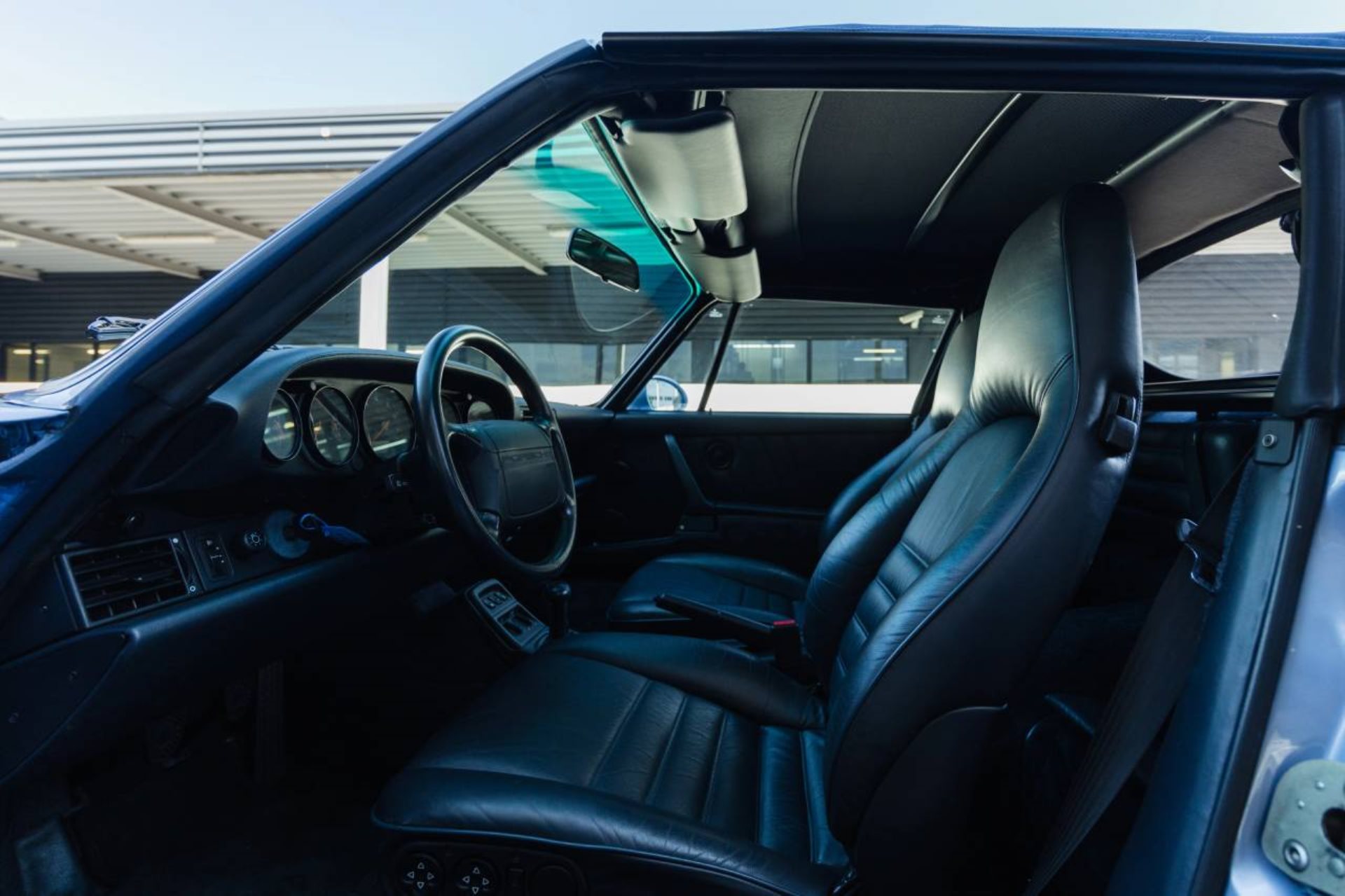 PORSCHE 911 Carrera 4 Cabriolet-image-3