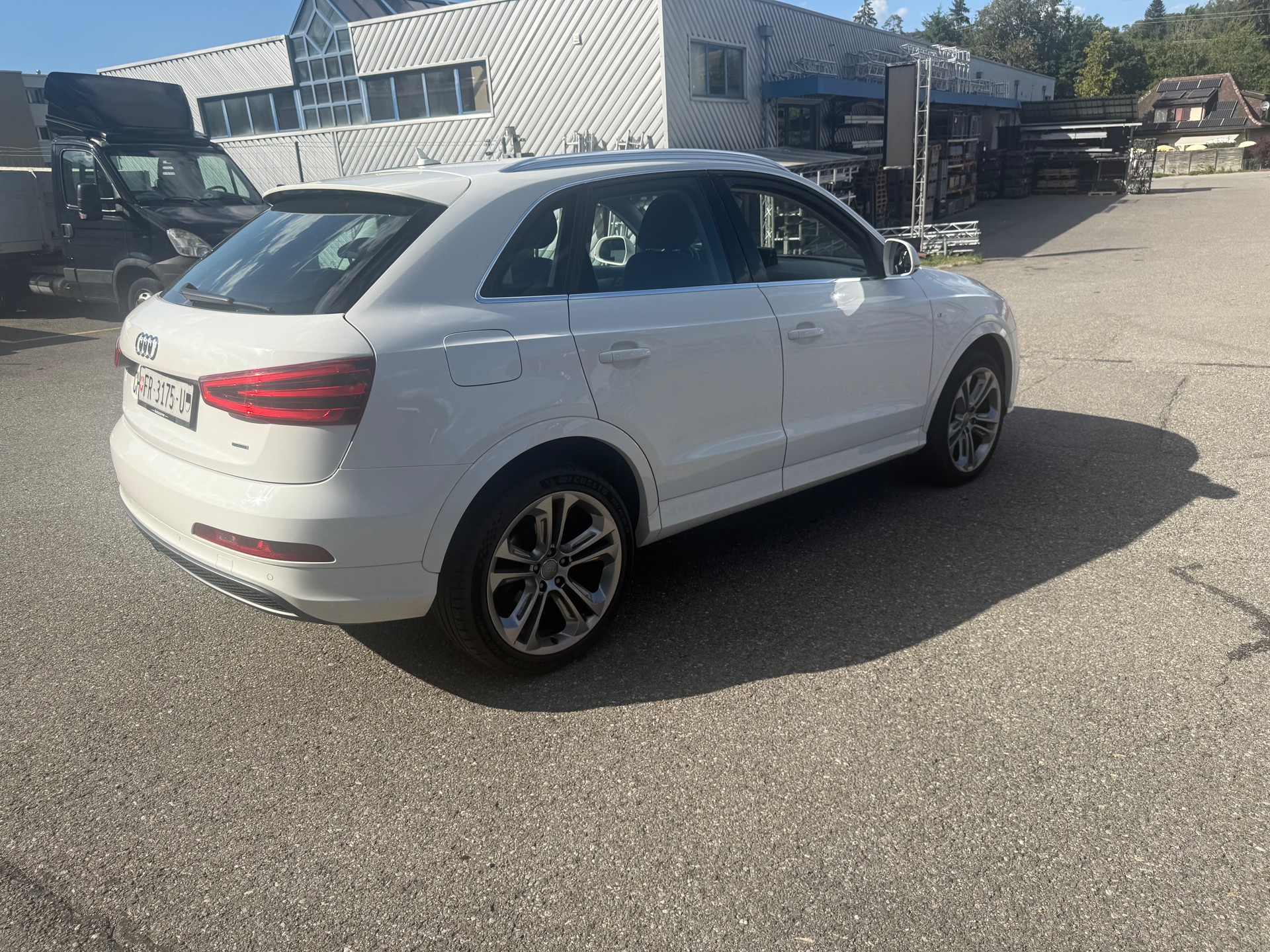 AUDI Q3 2.0 TFSI quattro S-tronic-image-3