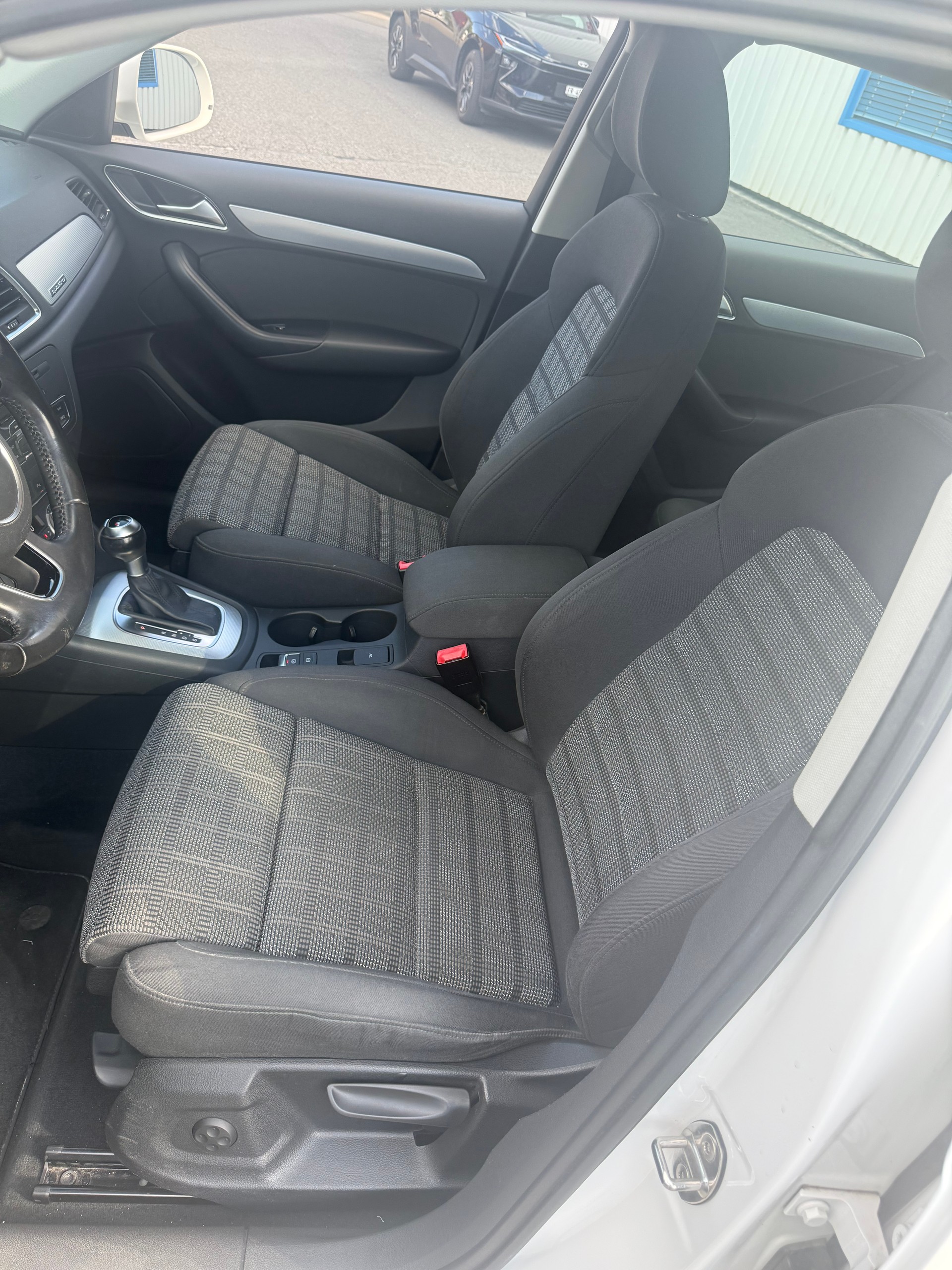 AUDI Q3 2.0 TFSI quattro S-tronic-image-8