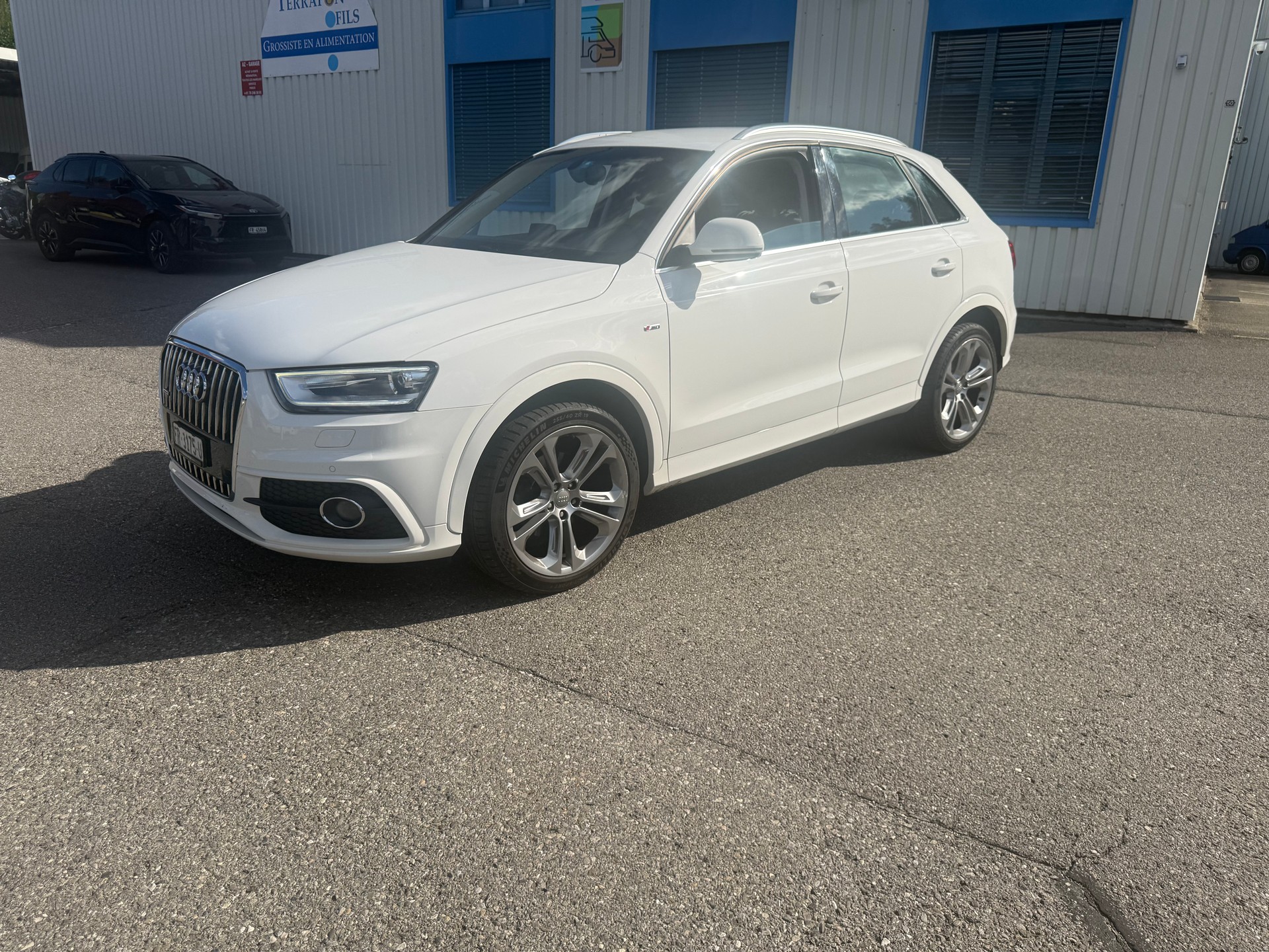 AUDI Q3 2.0 TFSI quattro S-tronic-image-4